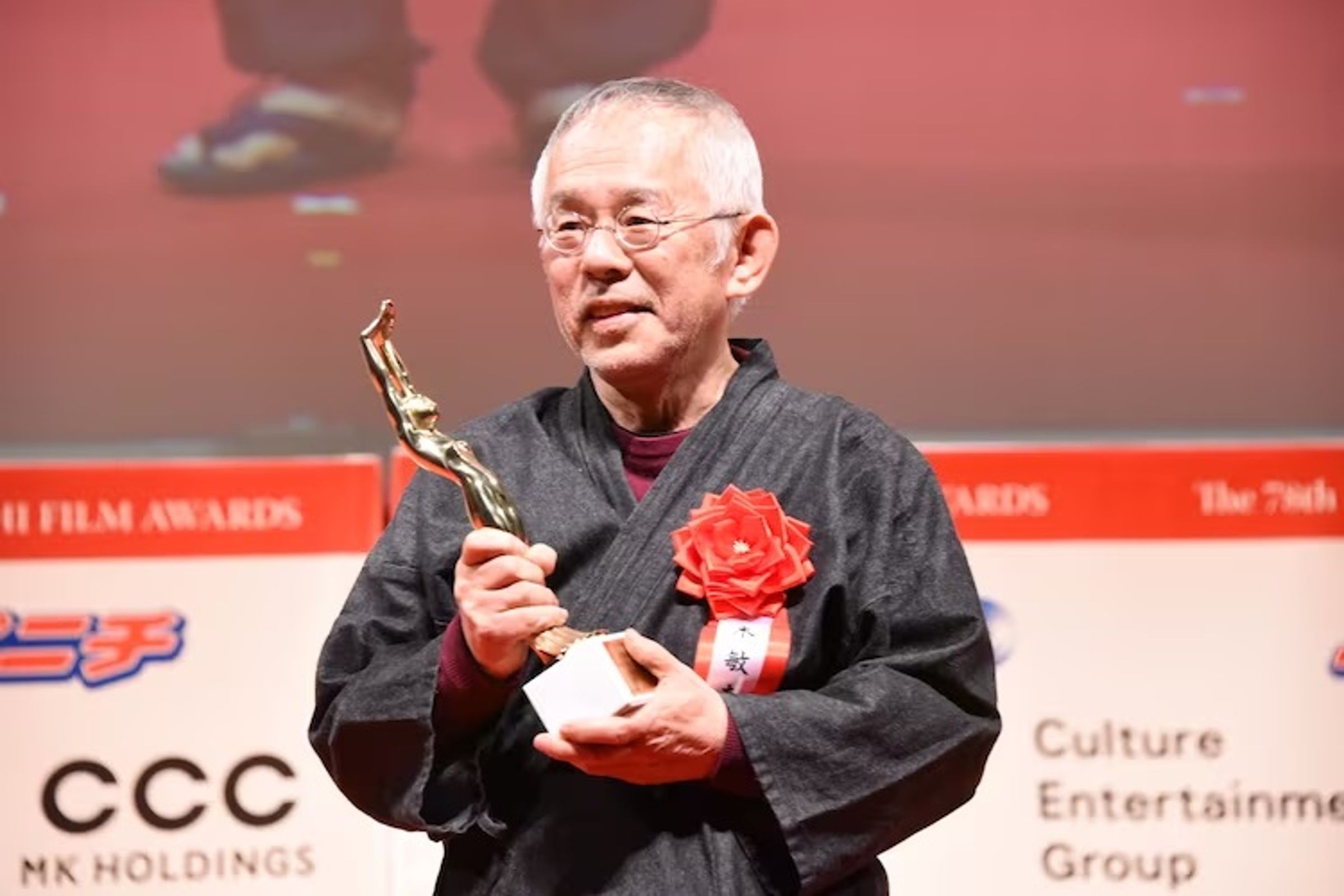 宮﨑駿執導的《蒼鷺與少年》獲得大藤信郎獎,吉卜力工作室製作人鈴木敏夫代領並表達感謝。(翻攝自natalie)