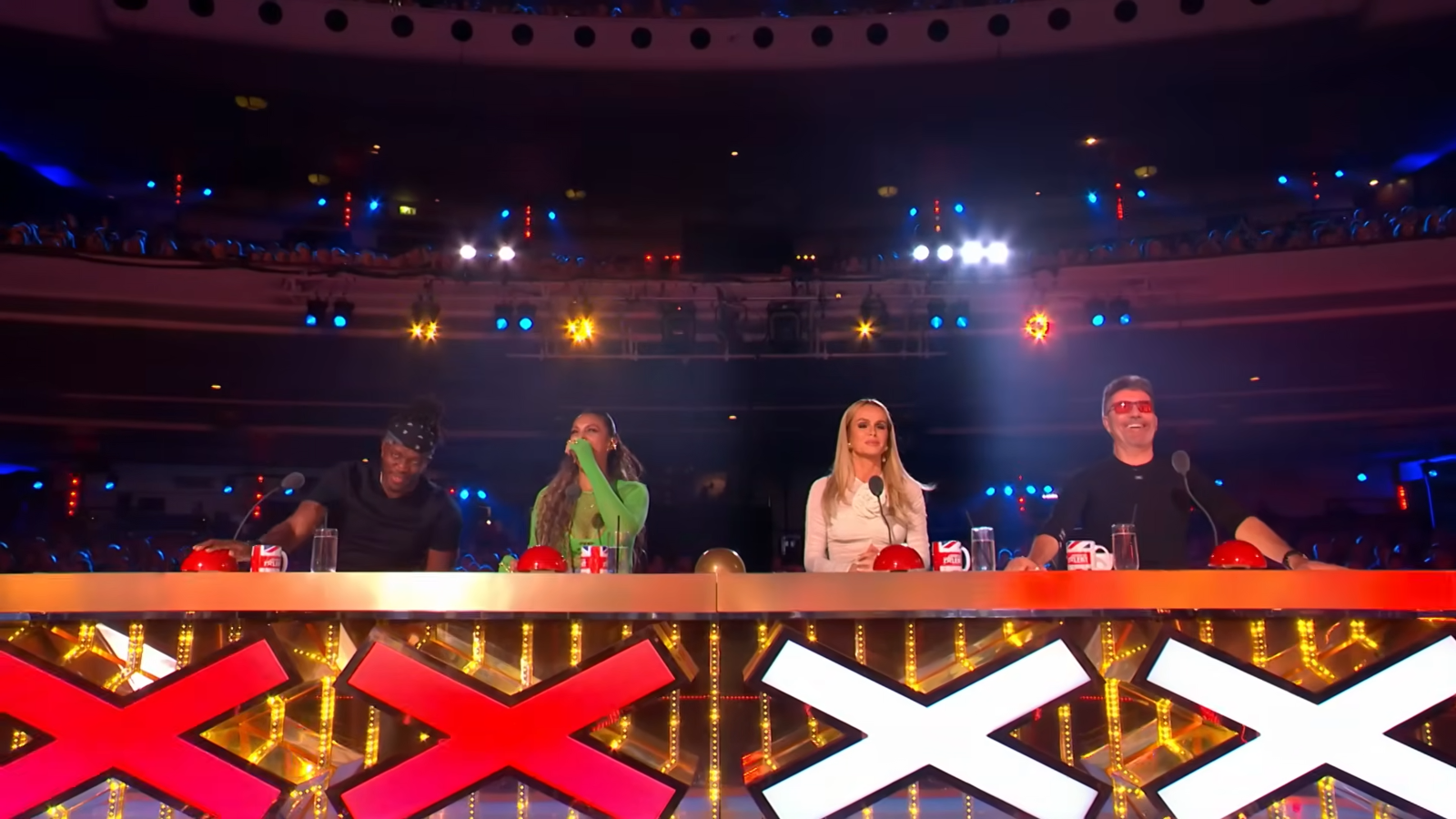 水管阿民在表演過程中拿到2個「X」，差點面臨淘汰。（翻攝自YouTube Britain's Got Talent）