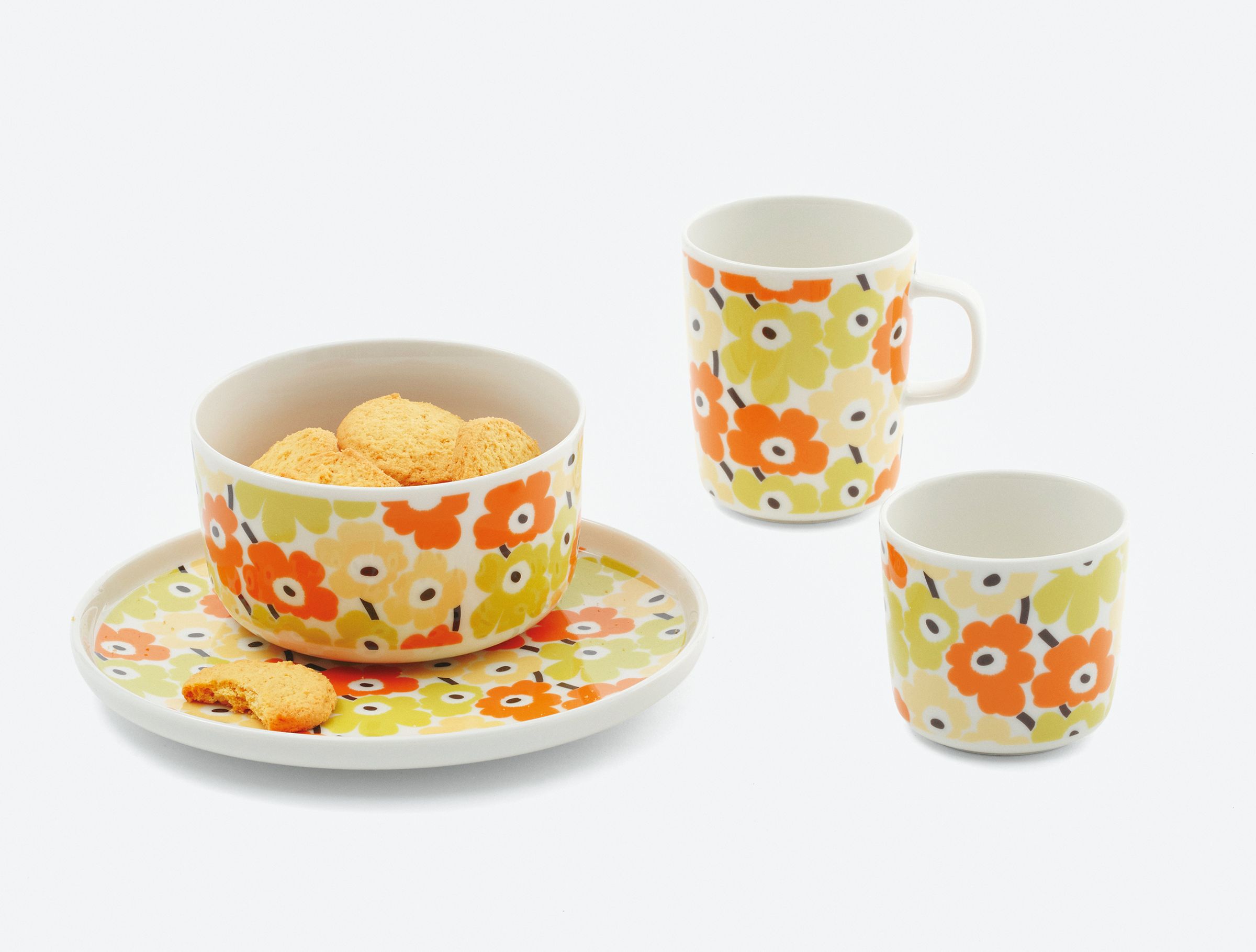 Marimekko 3色Unikko游霓可印花湯碗NT$1,190/500 ml 、圓盤NT$1,190/20 cm 、馬克杯 NT$990/250 ml、手握杯價格店洽/200 ml。(俊思提供)