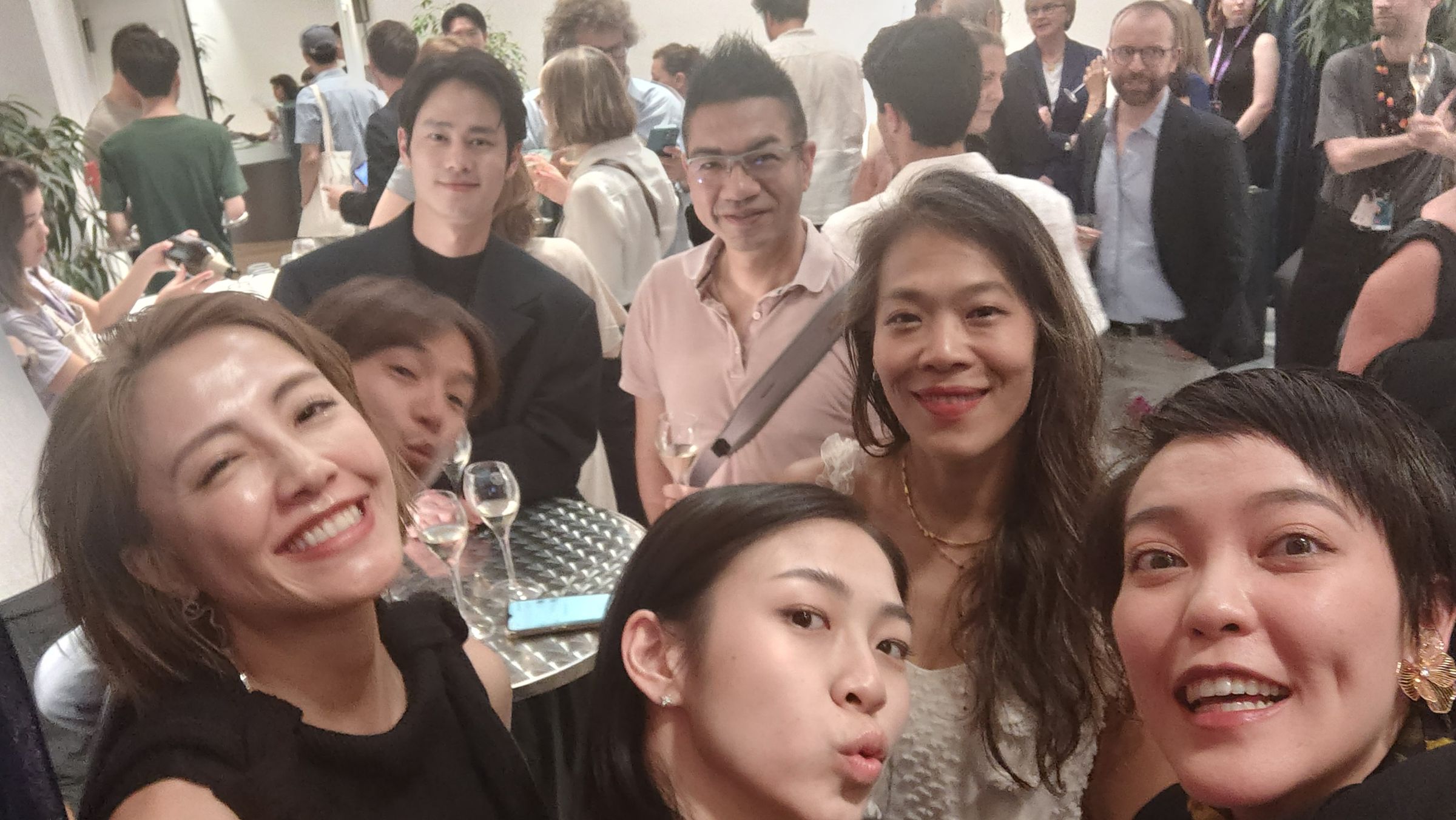 《左撇子女孩》在坎城影展抱回兩獎，主創在後台開心自拍。（左撇子女孩電影提供）