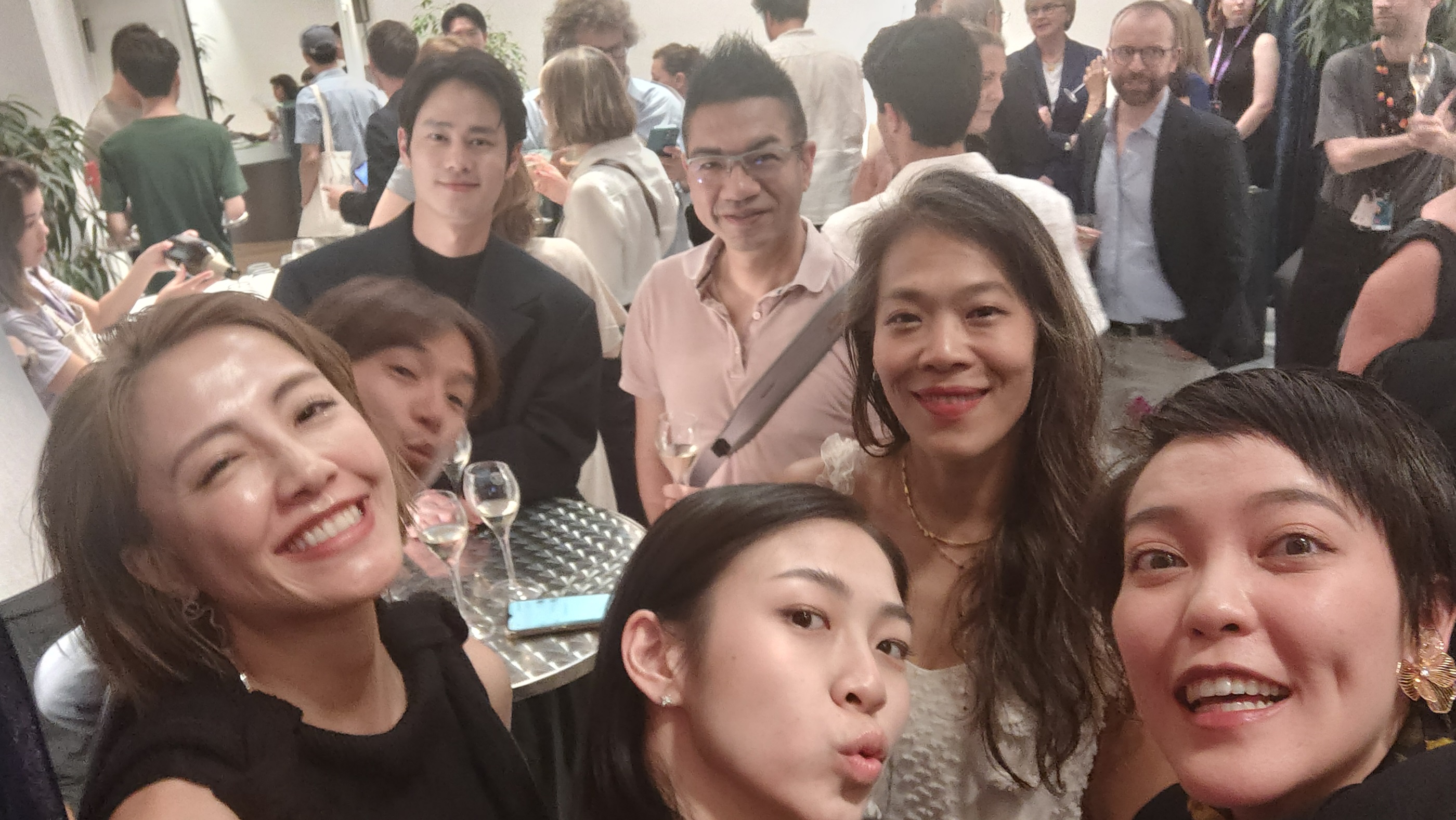 《左撇子女孩》在坎城影展抱回兩獎，主創在後台開心自拍。（左撇子女孩電影提供）