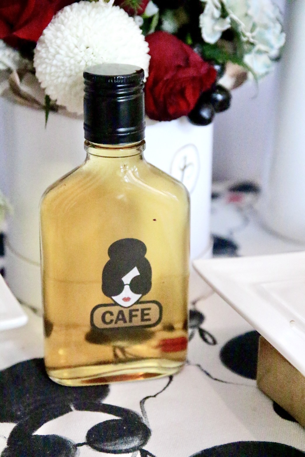 冷飲的「舞紅-保加利亞玫瑰紅茶」以玻璃罐裝，喝完還能把瓶子帶回家收藏。（230元／瓶）