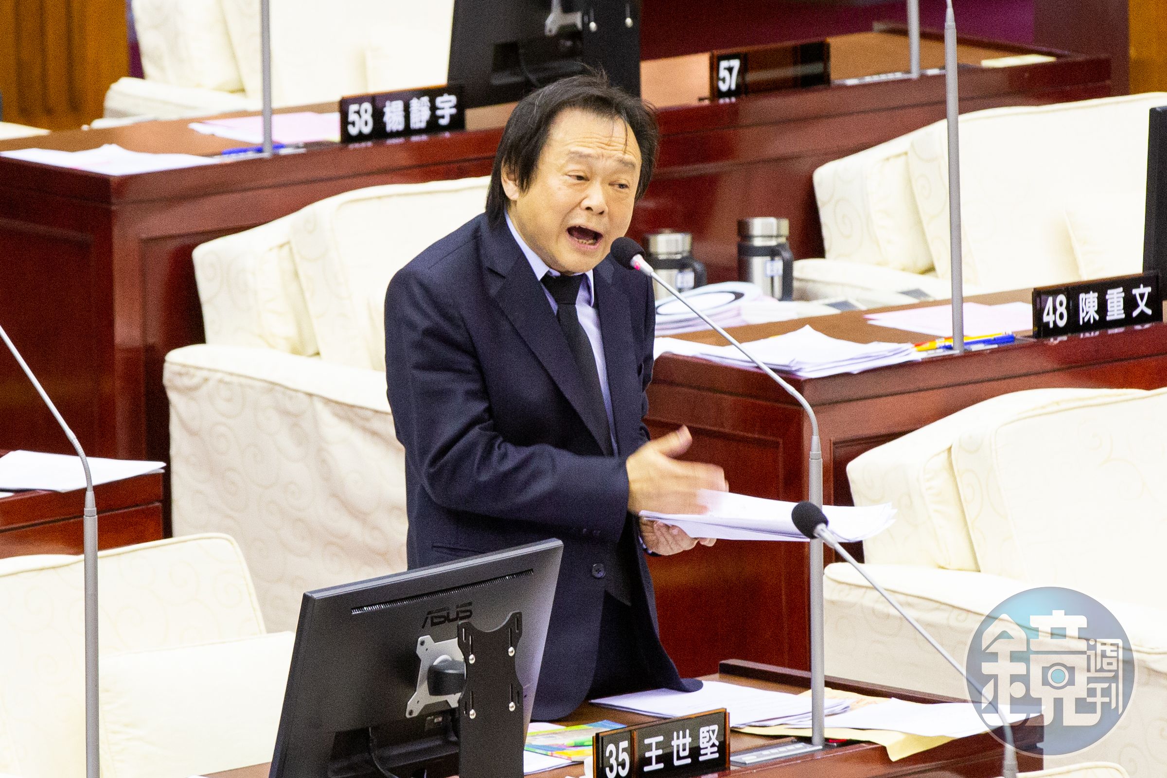 回顧王世堅的對賭史,包含這次高空彈跳,過去也曾2次跳海、1次剃髮。(翻攝自王世堅臉書)
