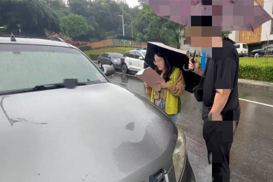 柯男聞訊後,顧不得外頭正下著大雨,驚慌地冒雨趕赴現場。(行政執行署宜蘭分署提供)