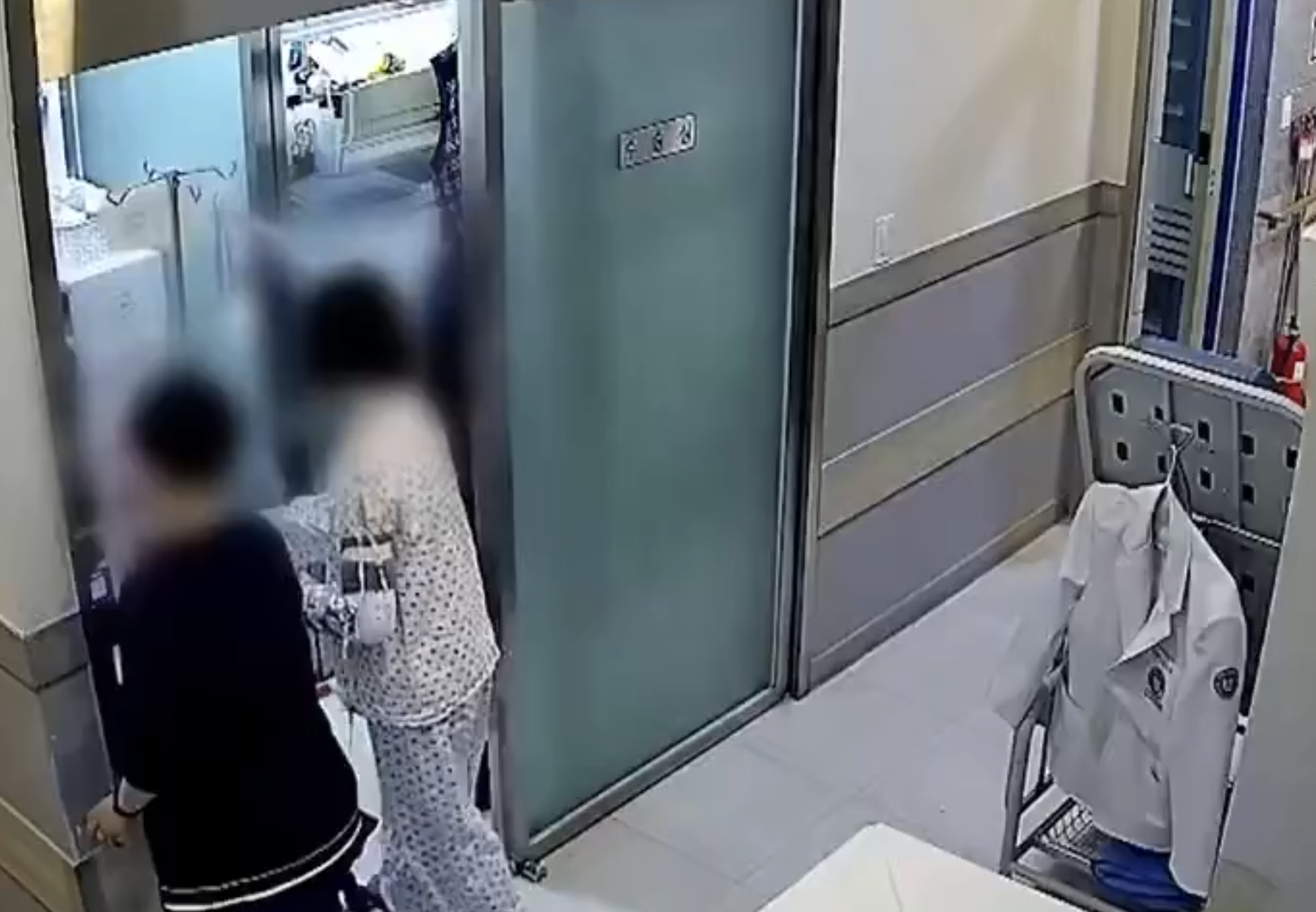 南韓一名麻醉醫師在手術開始前即換裝離院，導致40歲患者術後發生心臟驟停，慘變植物人。（翻攝自X@Younglee88）