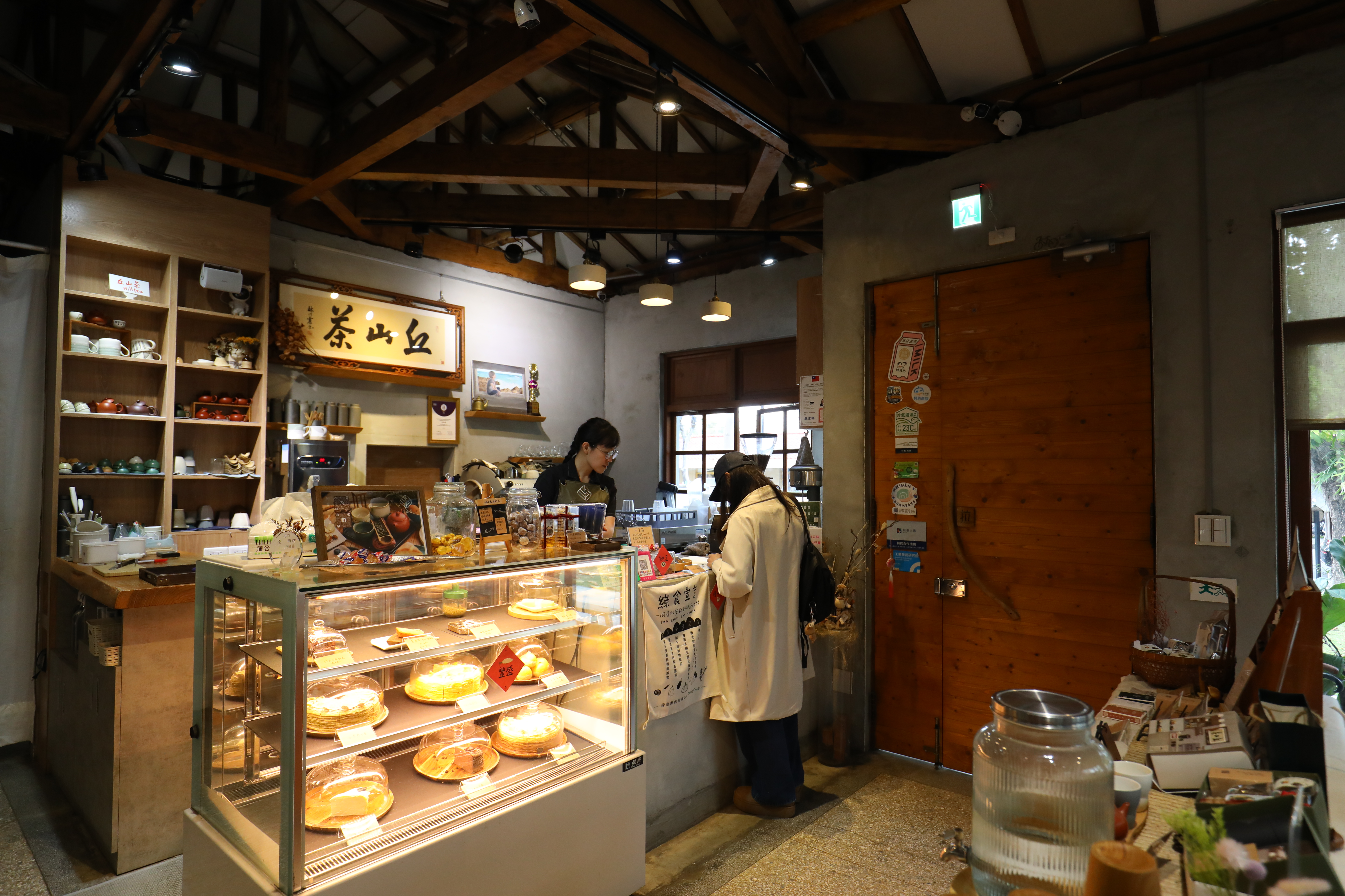 店裡所有的甜點都是自家製作，招牌千層蛋糕最有人氣。