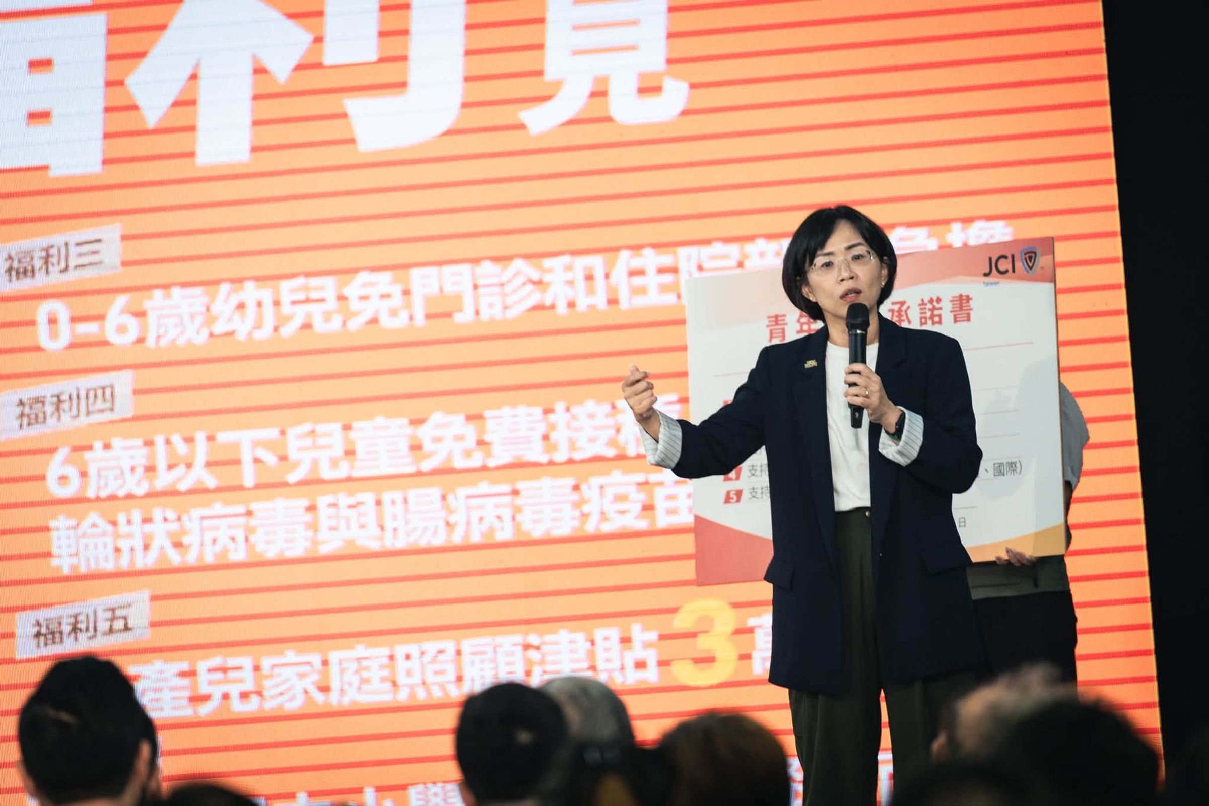 蘇巧慧表示，立委擁有預算建議權，但涉及預算之提案均應與行政院共同討論、考量財政狀況後推出，正如先前向中央建議並經評估後推行的「普發現金一萬元」，才屬合法合憲。（翻攝自臉書@蘇巧慧）