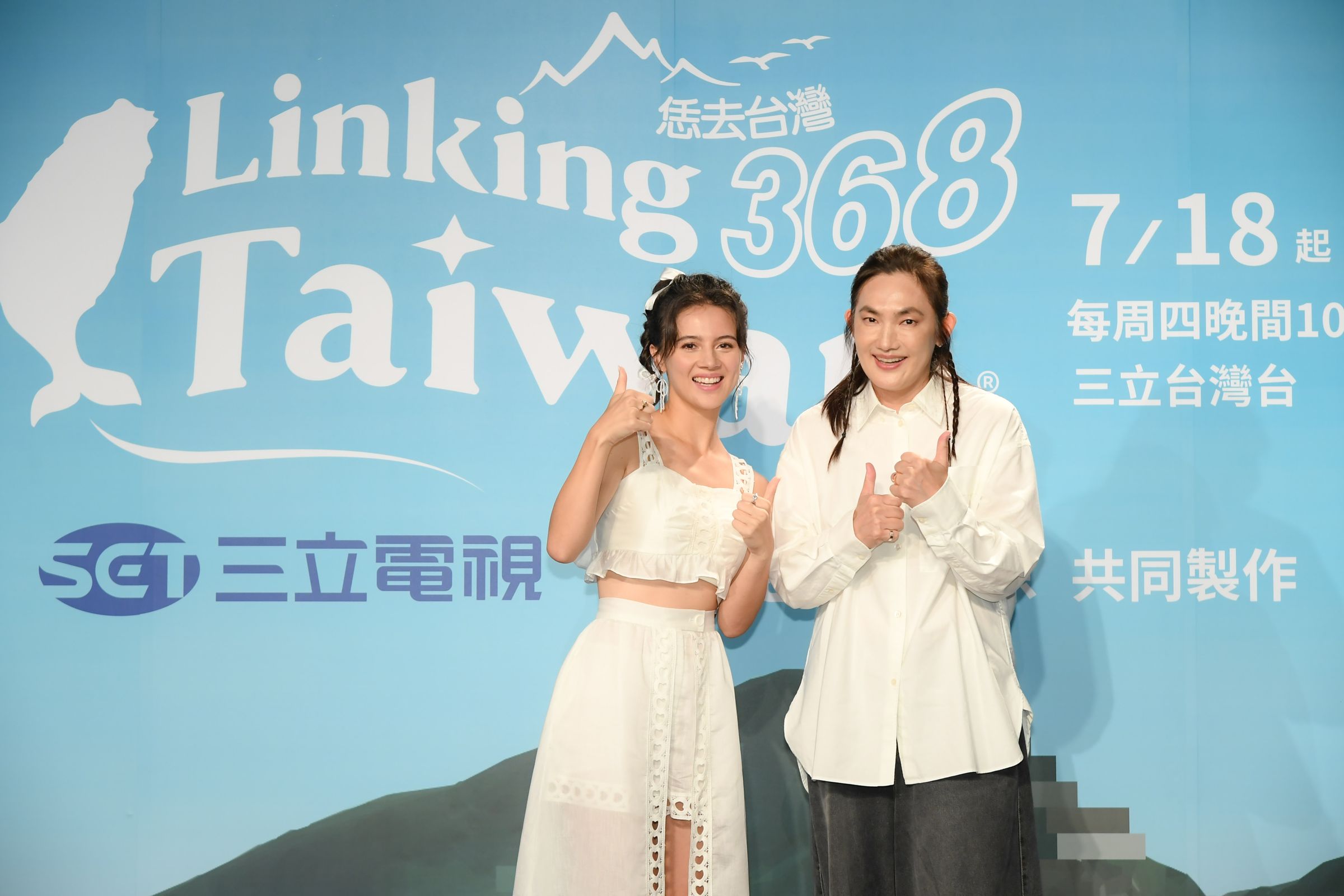 錢薇娟為三立全新行腳節目站台,左為節目主持人奶黃。(三立提供)