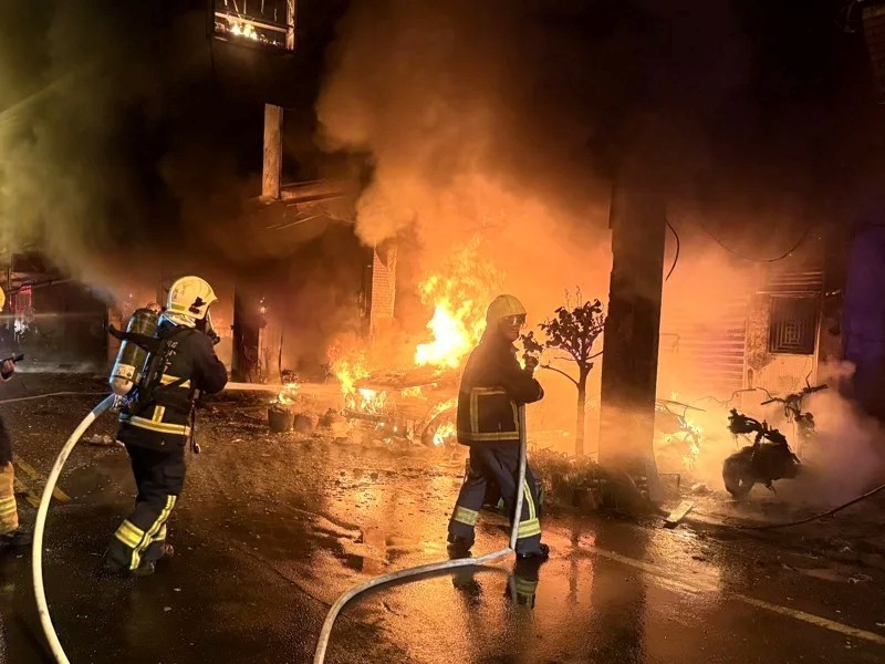 機車行起火後，火勢很快蔓延四鄰。（翻攝畫面）