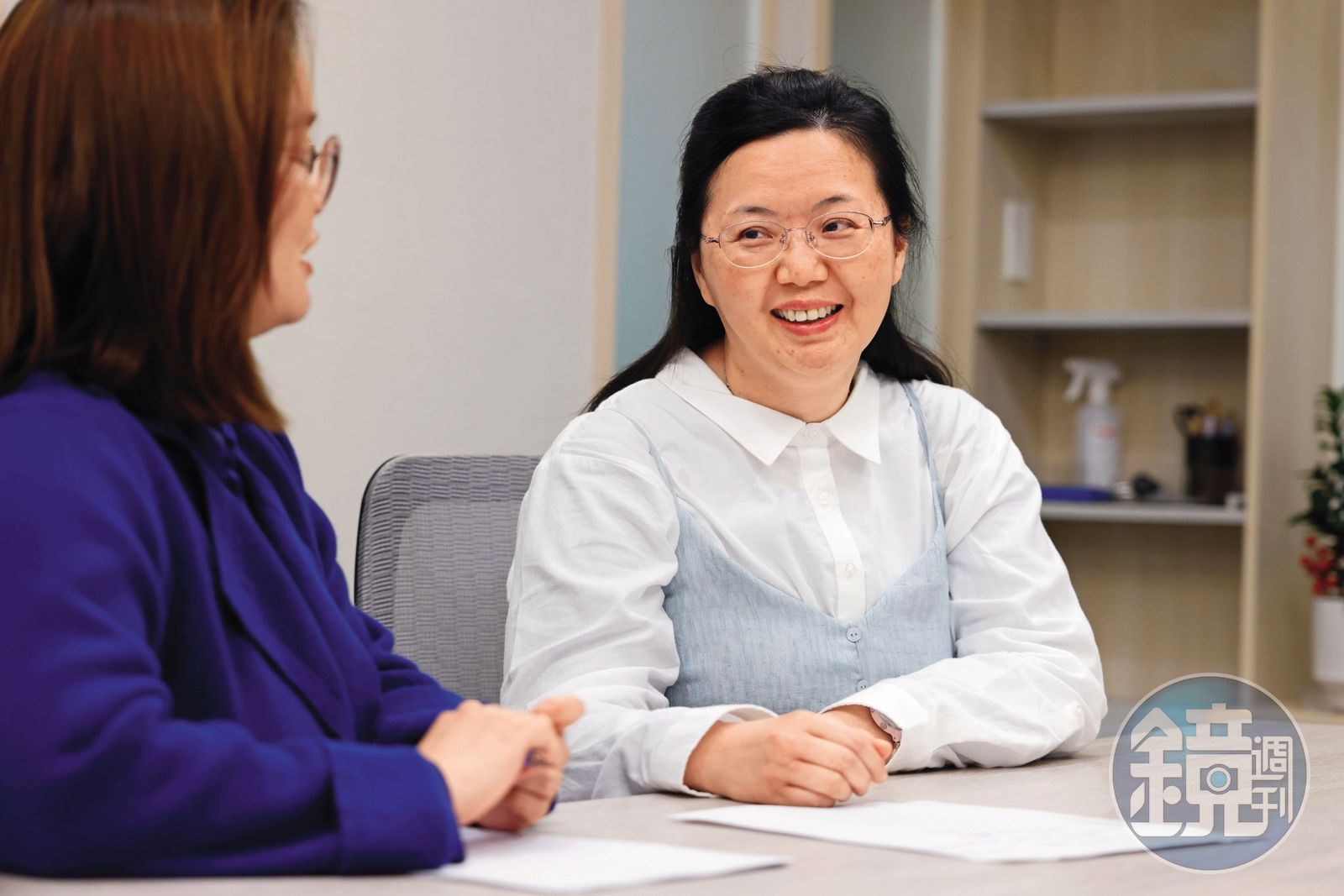 台南婦產科名醫侯娟妃遭家人報警列失蹤人口1年，日前在「山水謙庭國際法律事務所」由柳慧謙律師陪同發表「各自安好聲明」