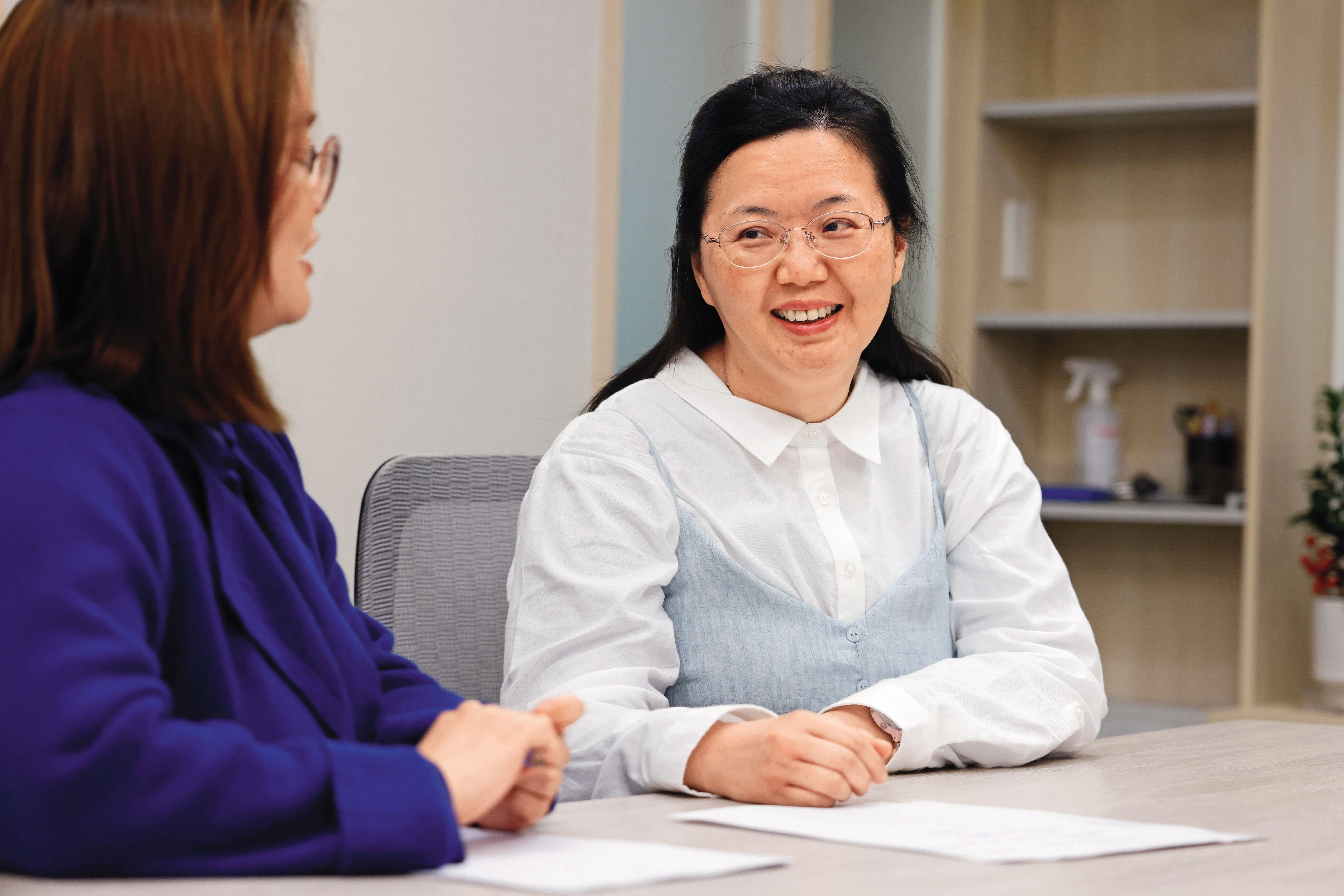 台南婦產科名醫侯娟妃遭家人報警列失蹤人口1年，日前在「山水謙庭國際法律事務所」由柳慧謙律師陪同發表「各自安好聲明」。