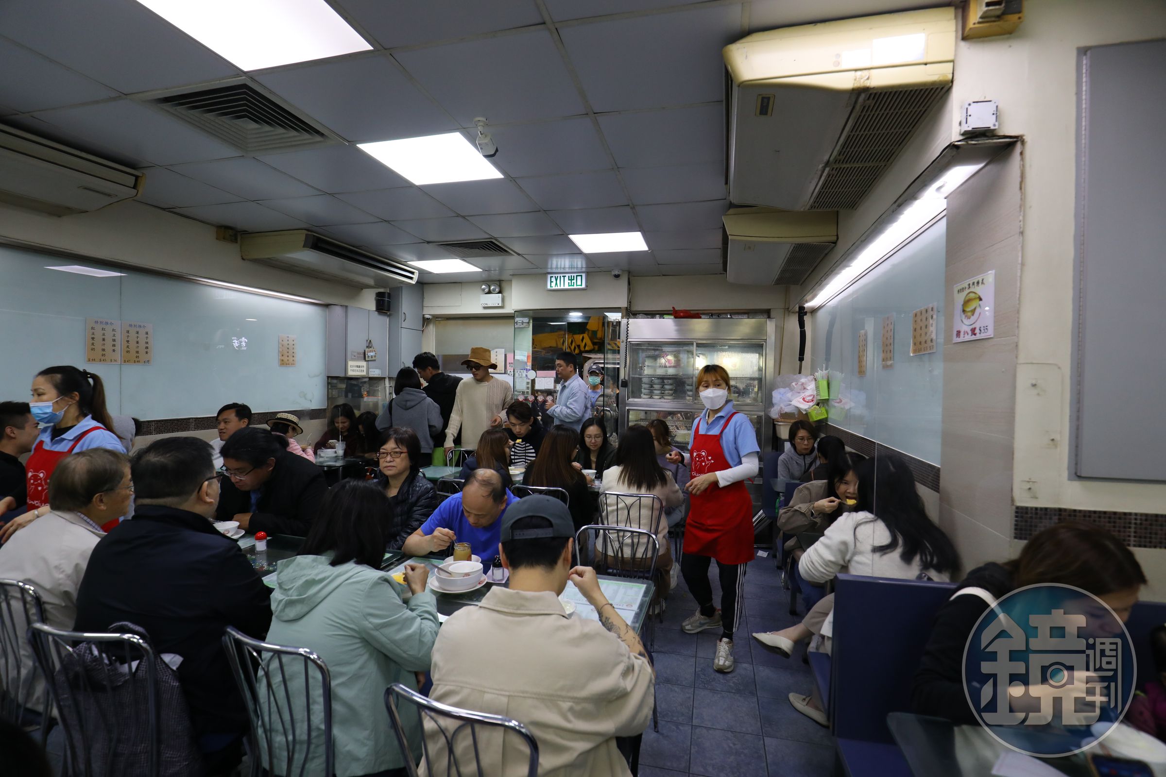 「港澳義順牛奶公司」的生意極好，每天晚上都座無虛席。