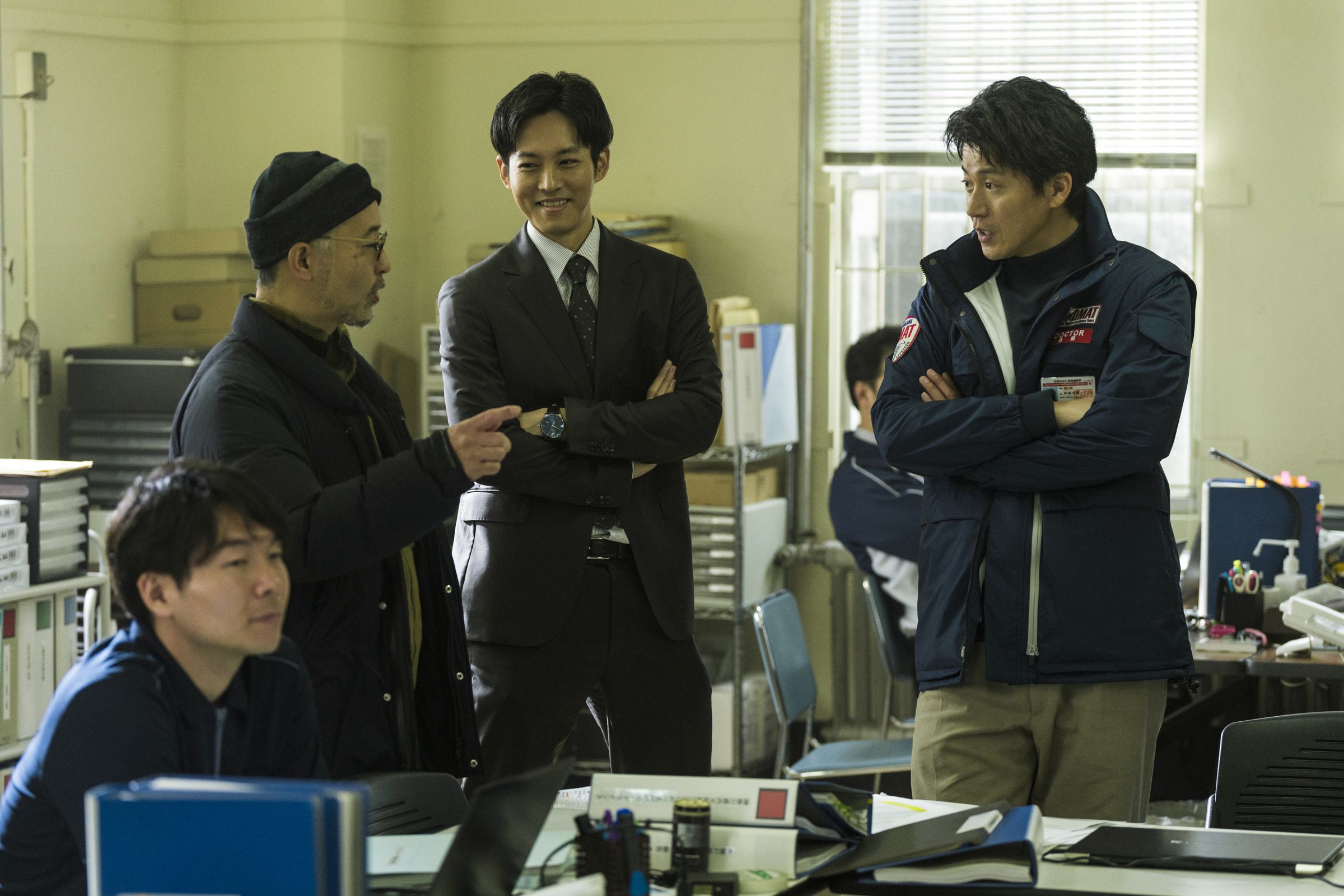 關根光才導演(左)對小栗旬(右)與松坂桃李的表演讚譽有加,監製透露松坂桃李接演《戰疫前線》一部分原因是為了和小栗旬飆戲。(天馬行空提供)