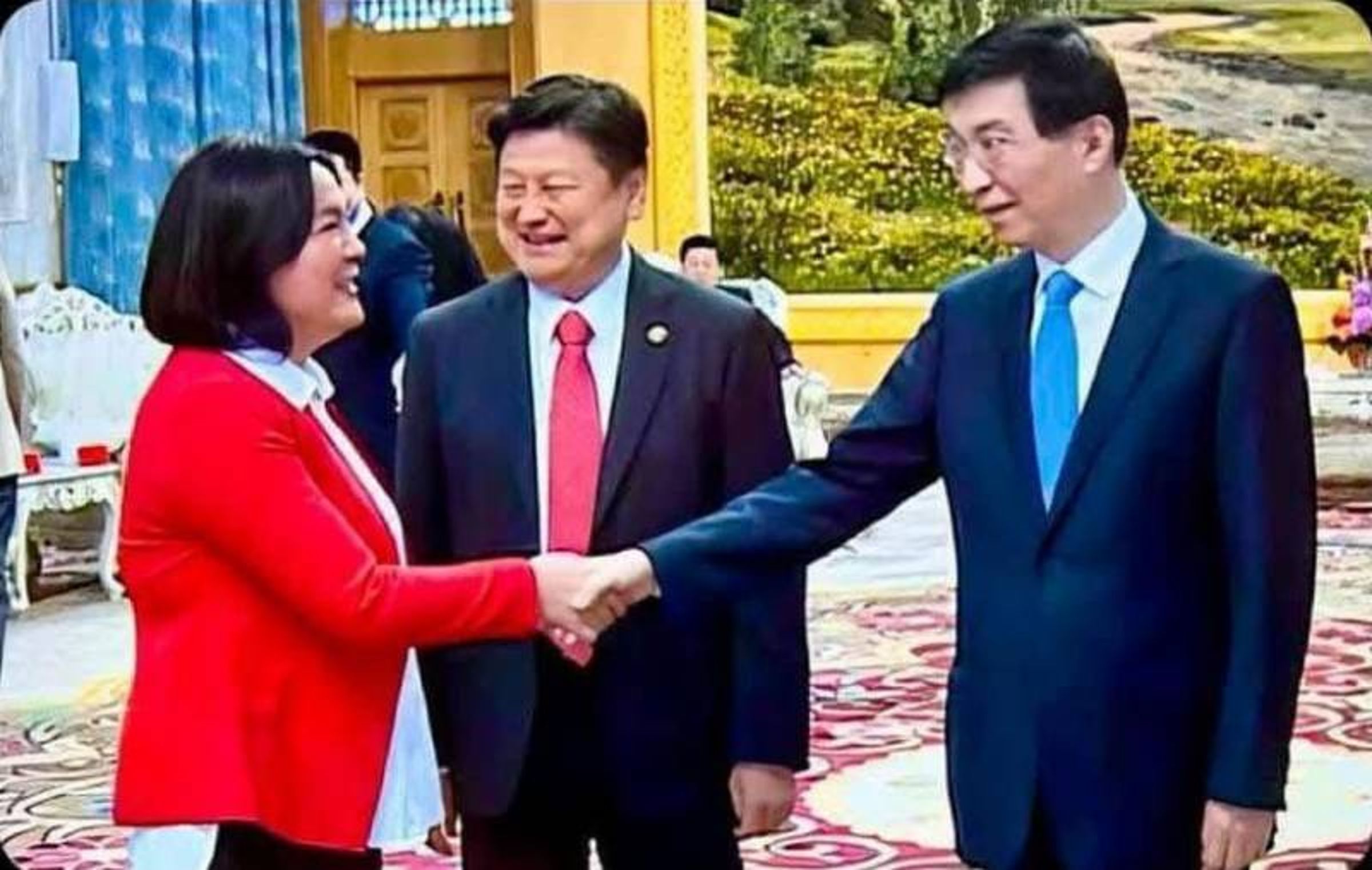 罷免團體稱這是一場「反共」運動,直指藍委過於親中,要出賣台灣利益;圖為傅崐萁去年4月帶多名藍委前往中國與中國全國政協主席王滬寧見面。(翻攝自中媒)