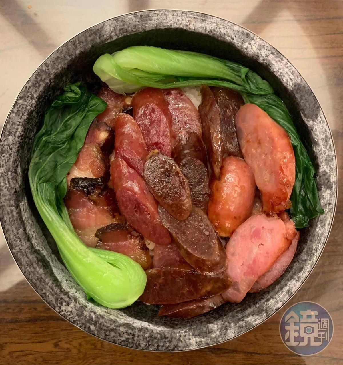 將臘腸、肝腸與臘肉和洗過的米,一起放入電鍋蒸煮,接著將臘味的湯汁拌入飯中,再放上台式香腸和青江菜,即可完成簡易版臘味煲仔飯。(何宗昇攝)