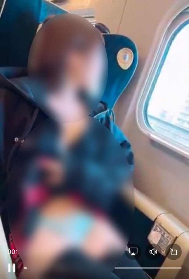 這名正妹先前在列車上故意穿迷你裙、露出內褲拍攝。（翻自X平台）