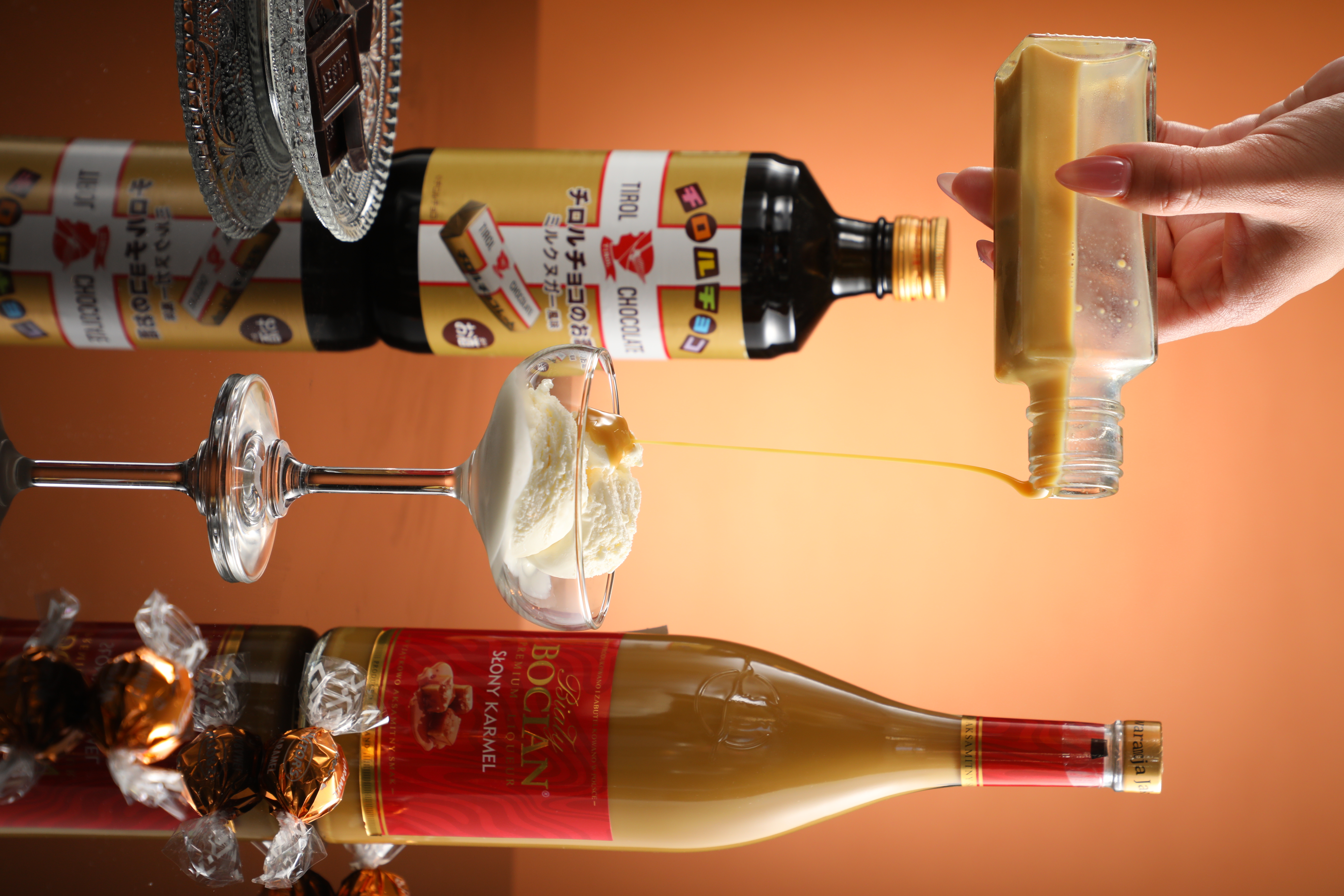 來自日本的「Tirol巧克力酒」（左，790元／瓶）與來自波蘭的「Biały Bocian鹹焦糖奶酒」（右，550元／瓶）都很適合加入香草冰淇淋製成 專屬大人的療癒甜品。