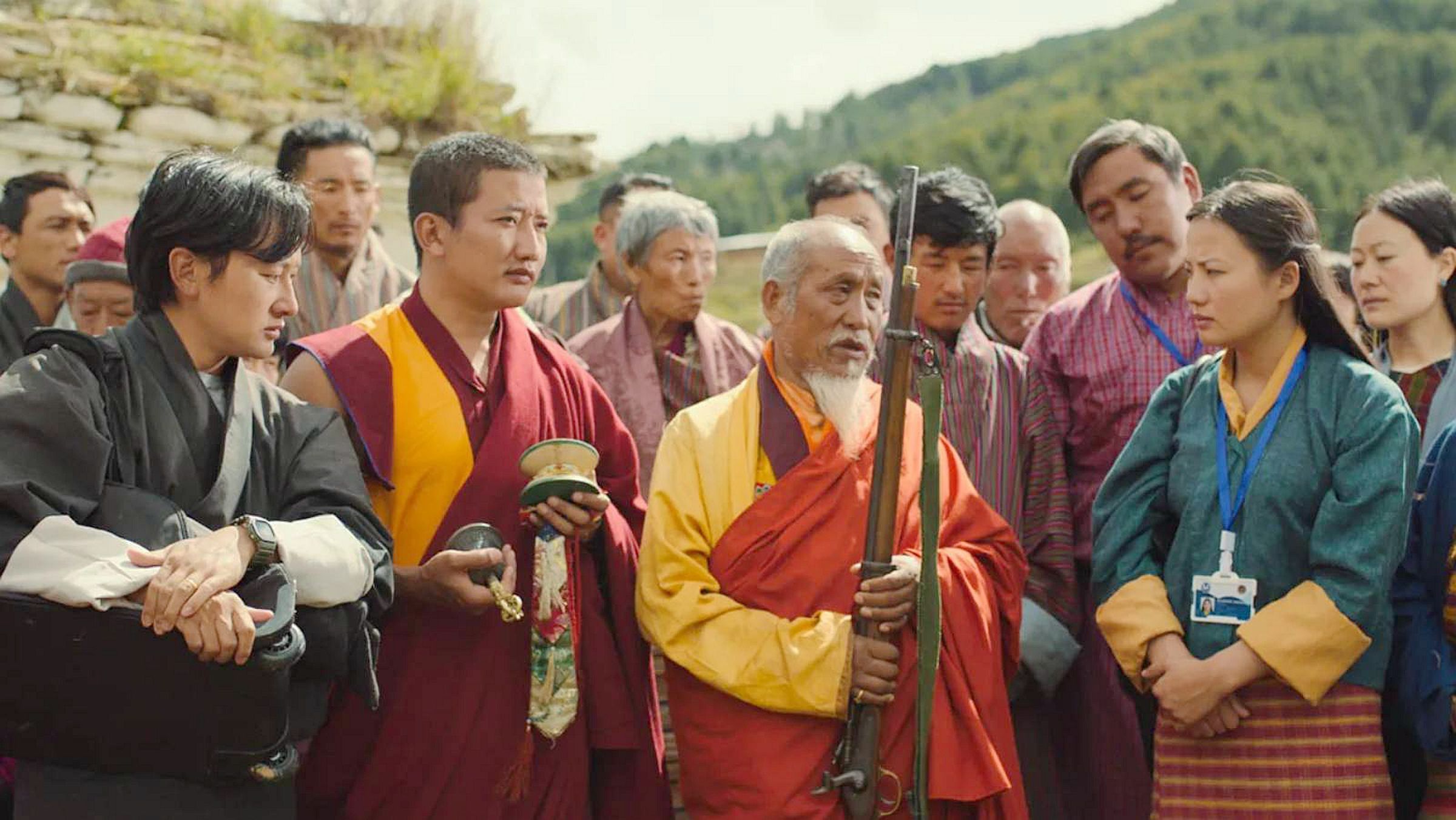 飾演老喇嘛的格桑丘傑（前排右二）是不丹當地的烏拉寺的住持。（海鵬影業提供）