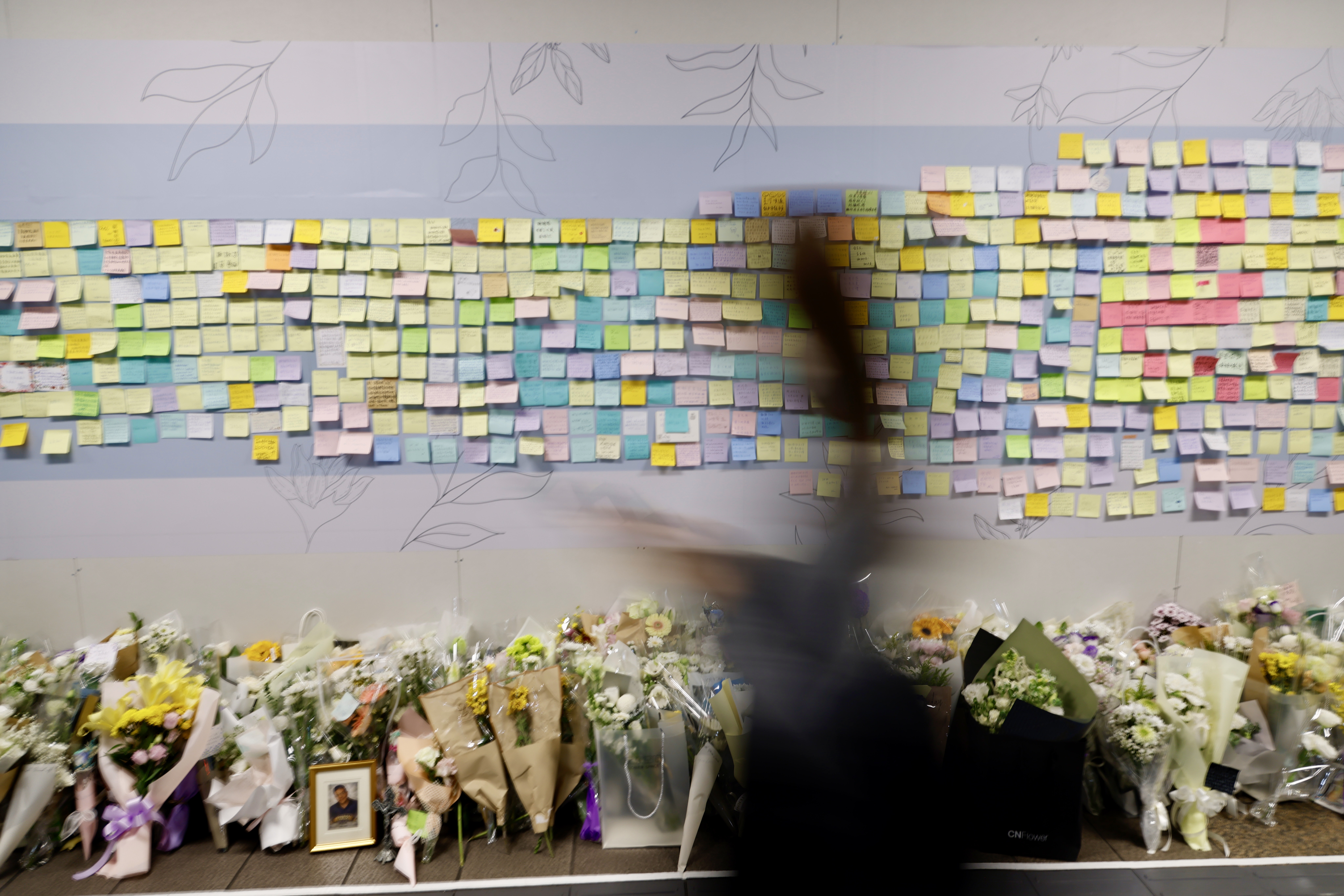 台北捷運隨機攻擊事件後，不少民眾前往台北車站獻花悼念余家昶，花海中出現疑似家屬信件，引發社會對霸凌與心理健康的討論。