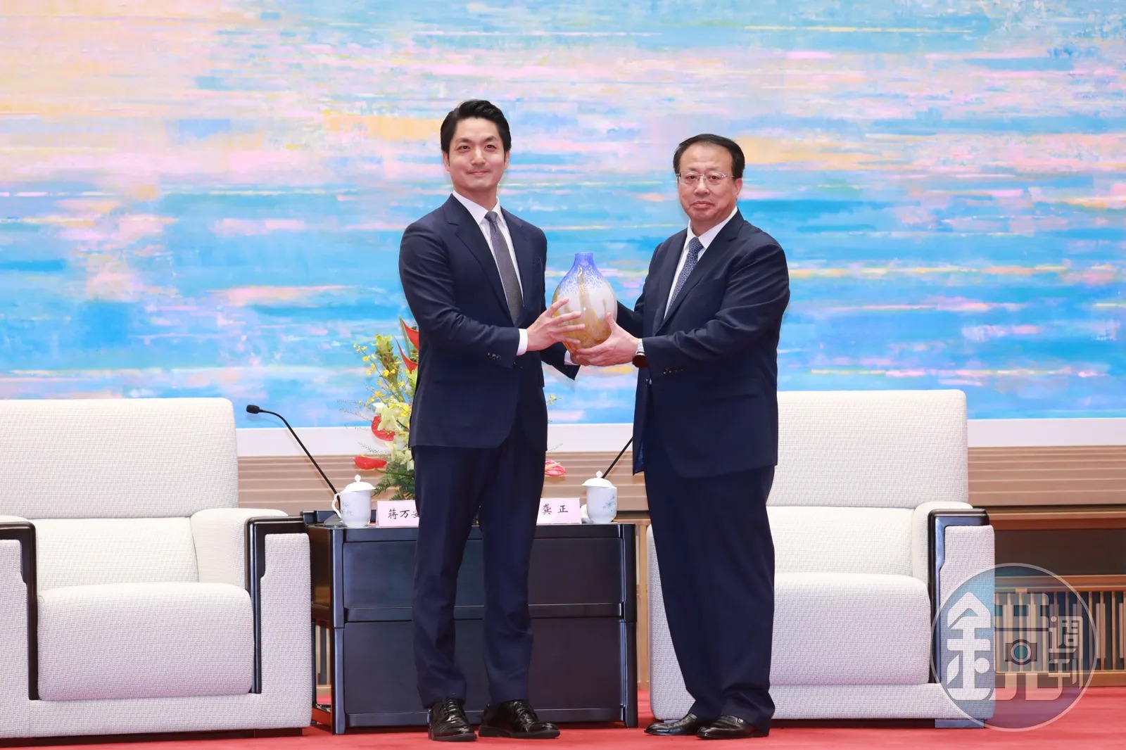 蔣萬安（左）去年赴上海雙城論壇，與上海市長龔正（右）會面。（本刊資料照）