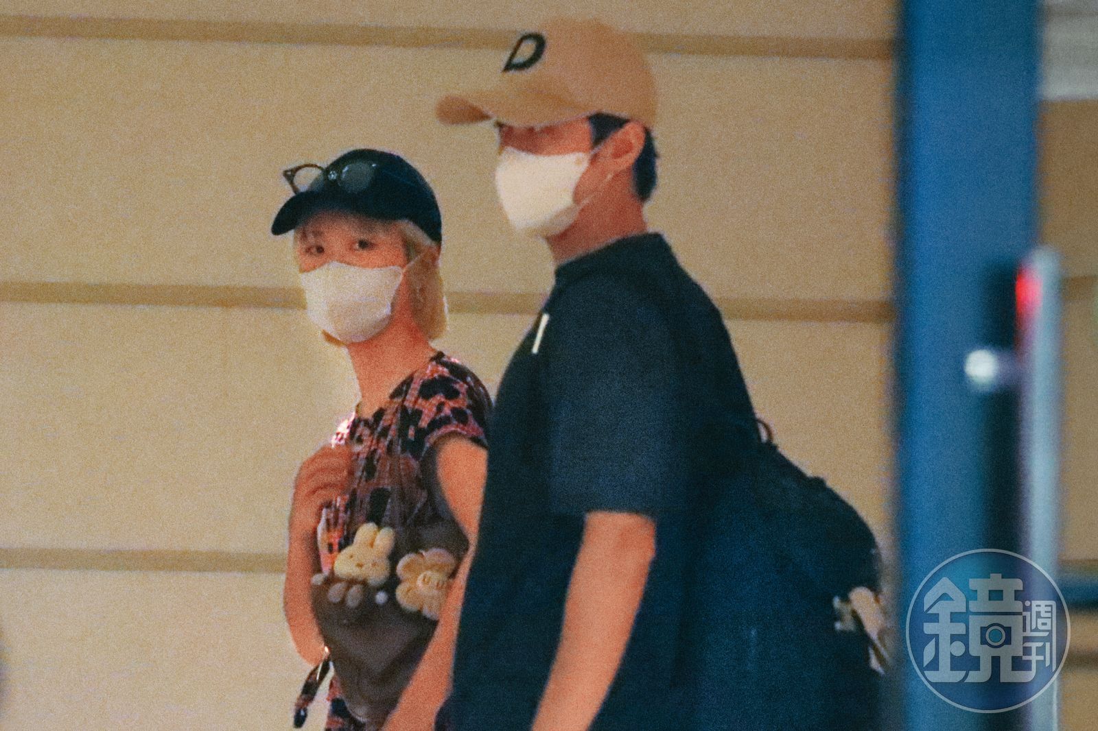 9/19 15：12陳漢典（右）和Lulu（左）都戴著帽子和口罩，低調前往酒店勘景