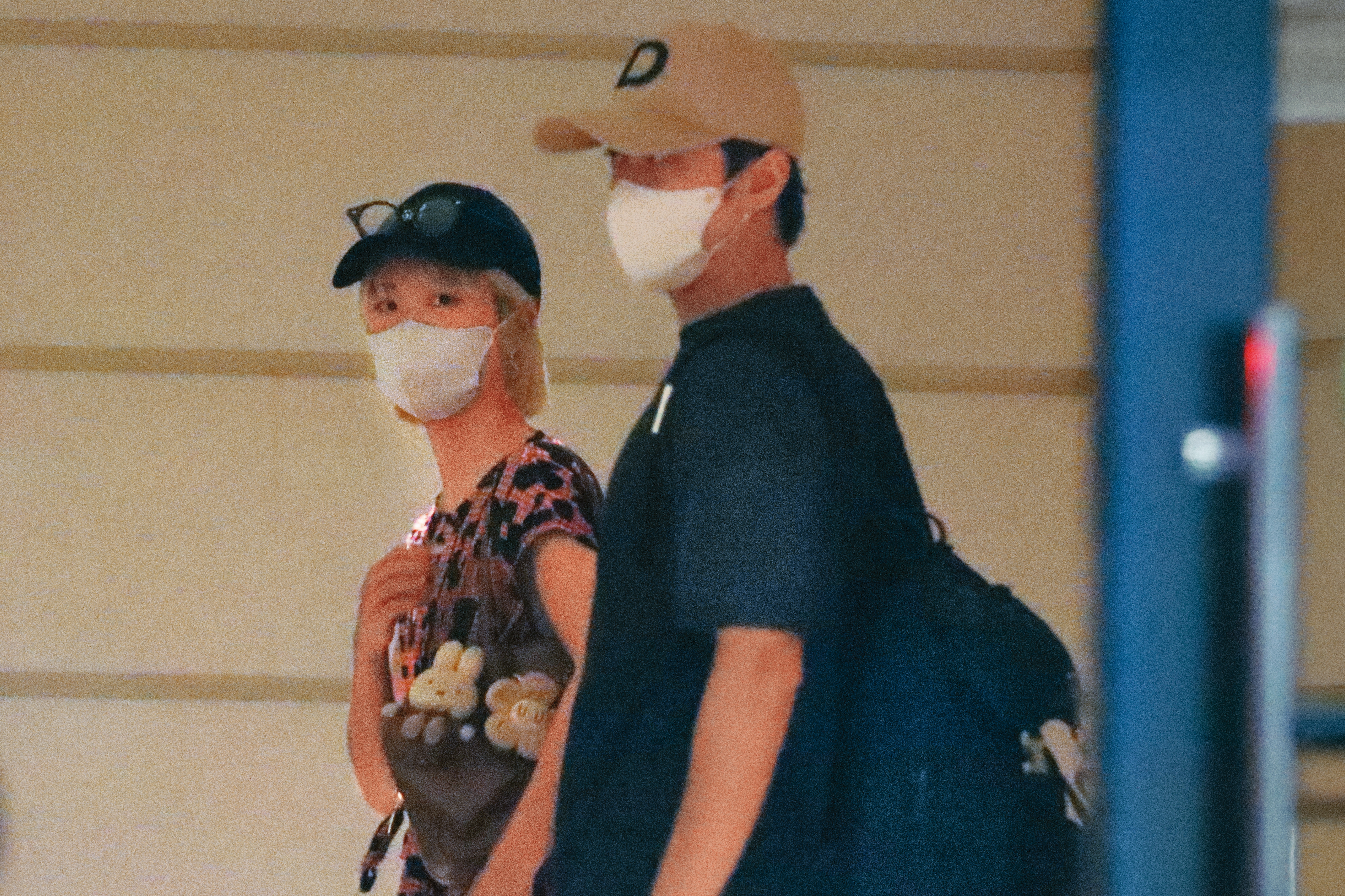 9/19 15：12陳漢典（右）和Lulu（左）都戴著帽子和口罩，低調前往酒店勘景。