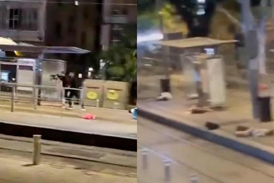 以色列海濱城市雅法的輕軌站附近，1日晚間遭到2名黑衣男攻擊。（翻攝自@manniefabian、@AdameMedia X）
