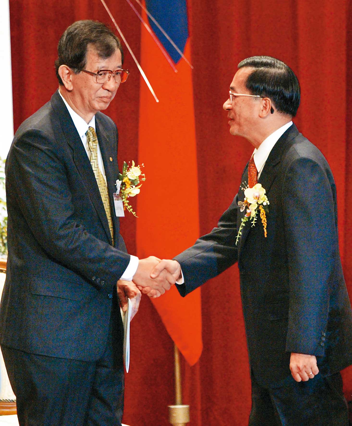 2006年中研院舉行第27次院士會議,時任總統陳水扁(右)應邀致詞。左為時任院長李遠哲。(聯合知識庫)