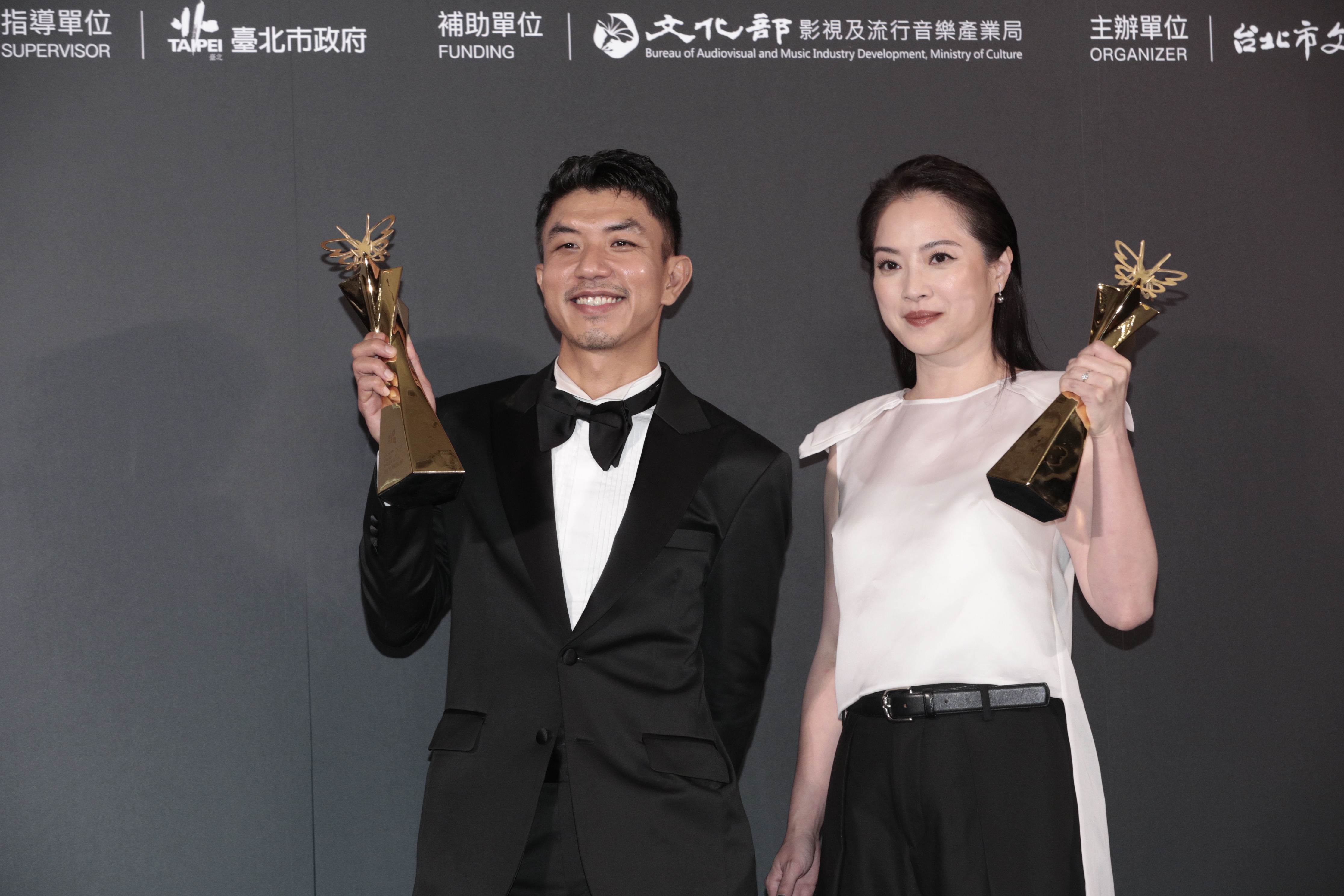 來自泰國的萬洛隆甘迦（左）奪下最佳男主角，高伊玲（右）奪下最佳女主角。