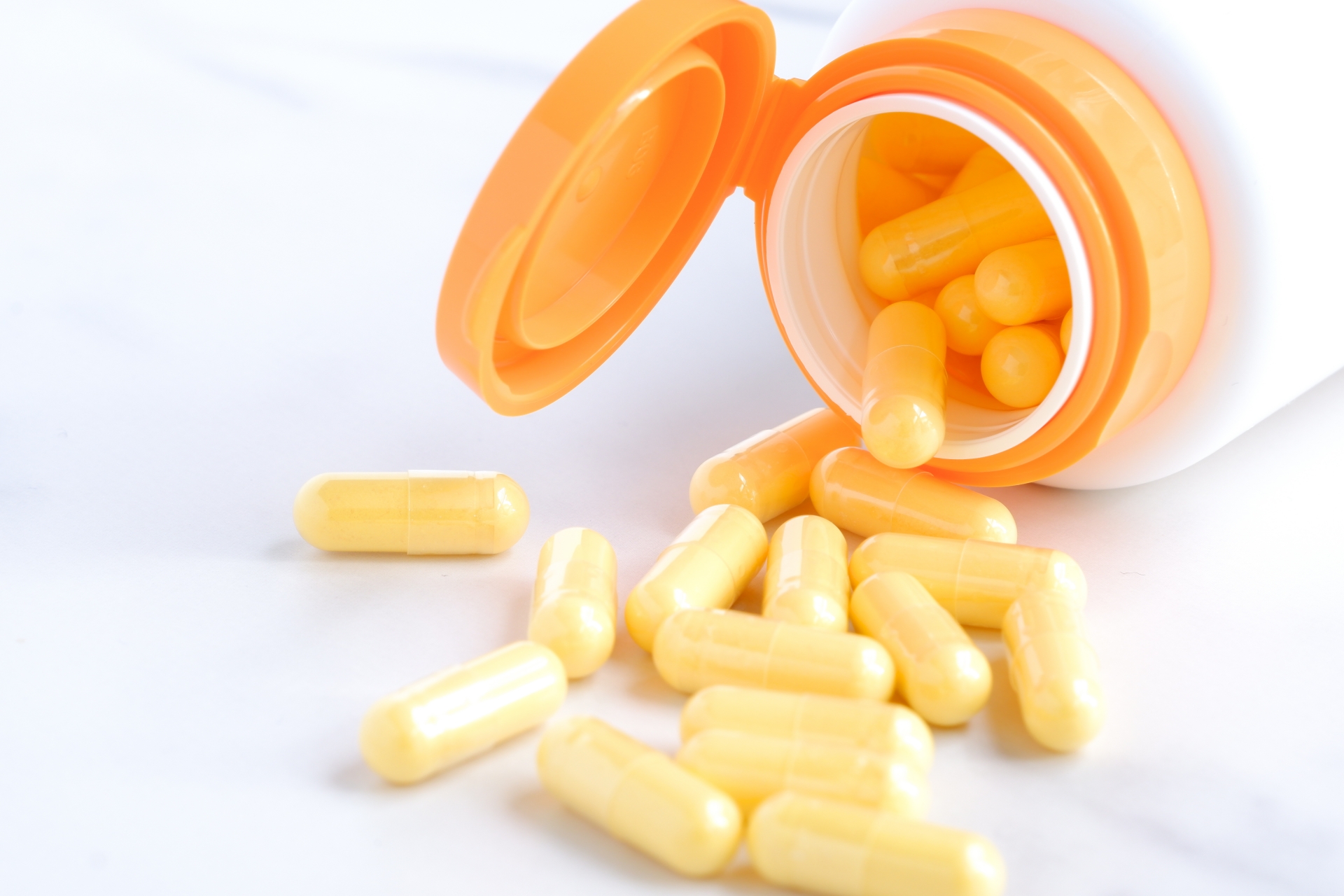 營養師高敏敏分享，膠囊不下去關鍵往往出在「姿勢不對」。（翻攝自photo-ac）