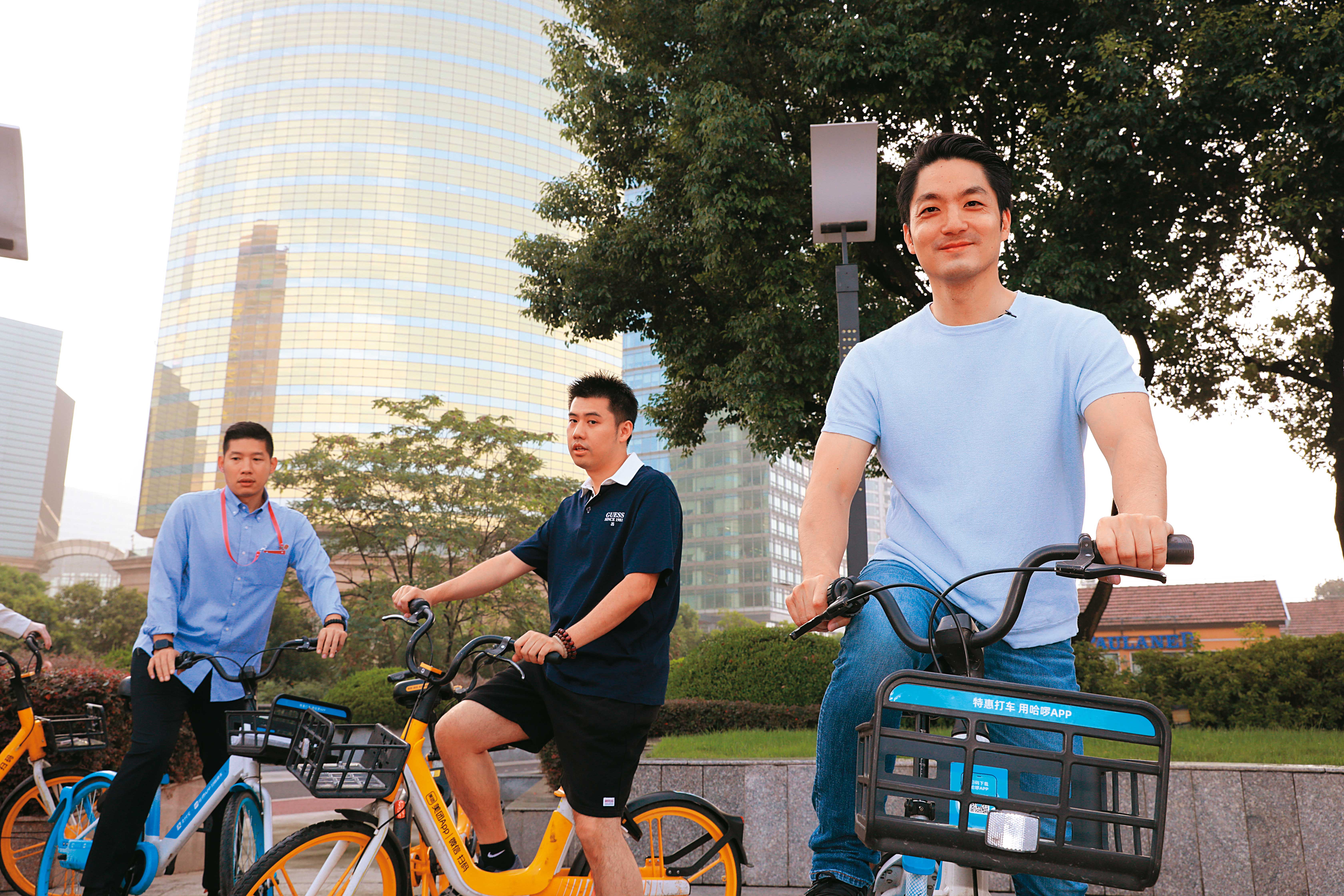 蔣萬安跨出台北到全台輔選,人氣完全不輸他黨主帥,成為藍營新一代天王。