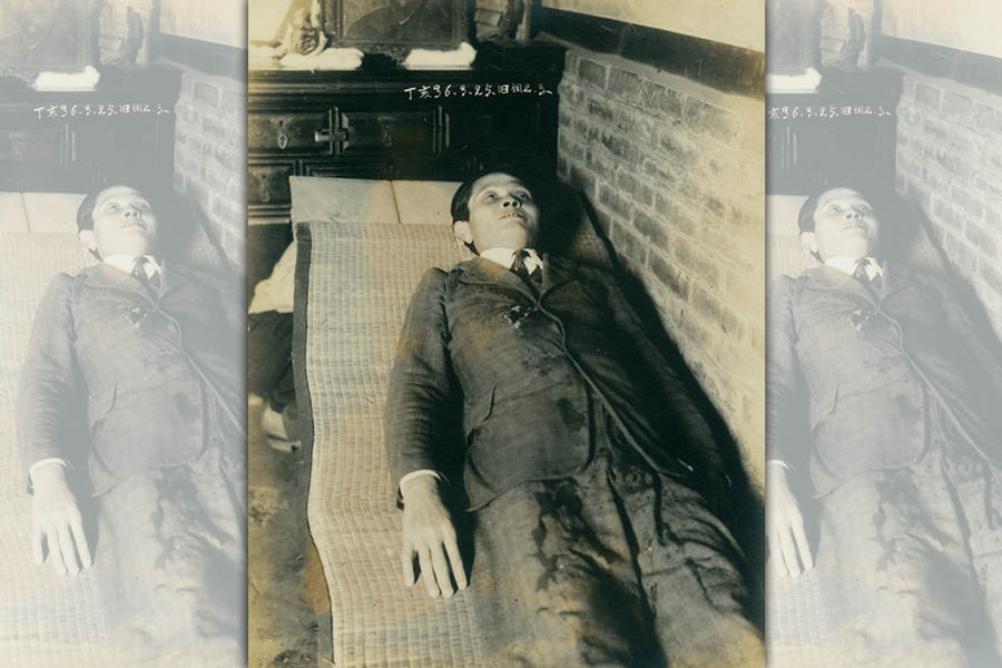 陳澄波遺照裡的張捷，蹲著扛住門板上的陳澄波讓攝影師拍攝丈夫遺容。（財團法人陳澄波文化基金會提供）