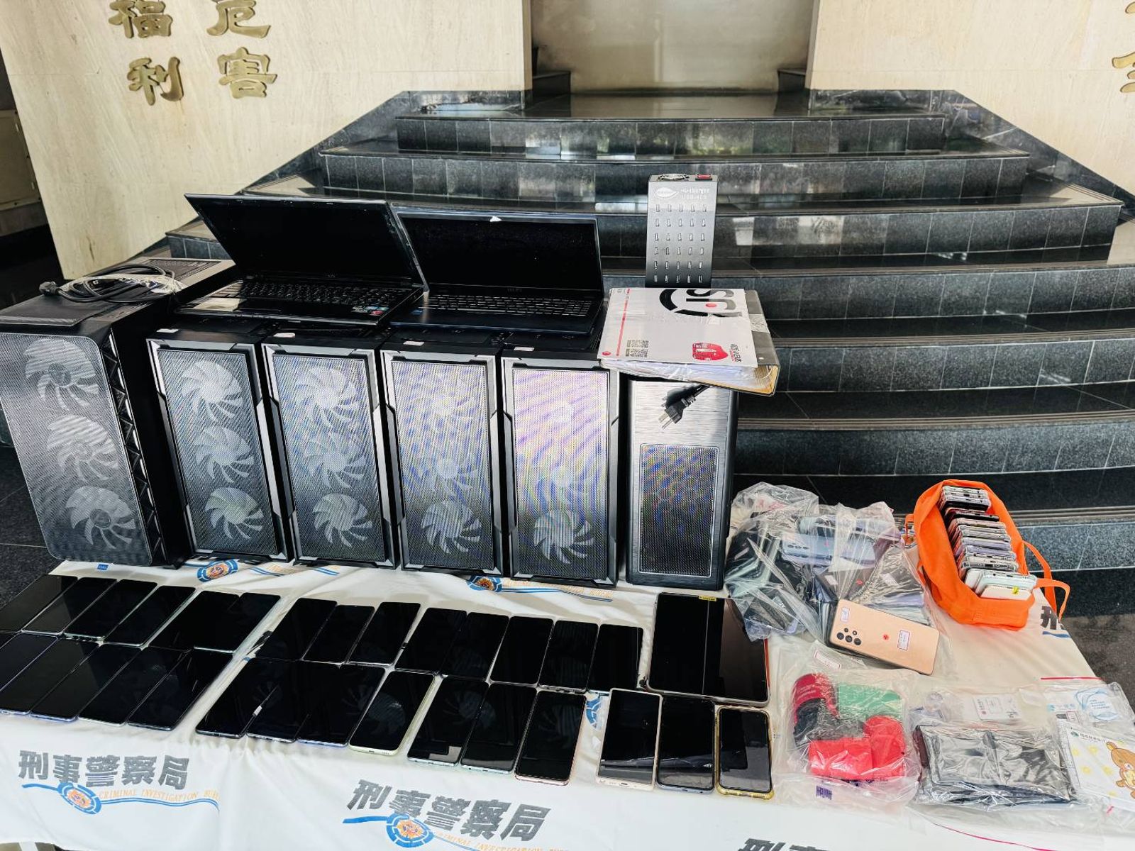 現場查獲工作手機116支、人頭門號SIM卡84張等。（中打提供）