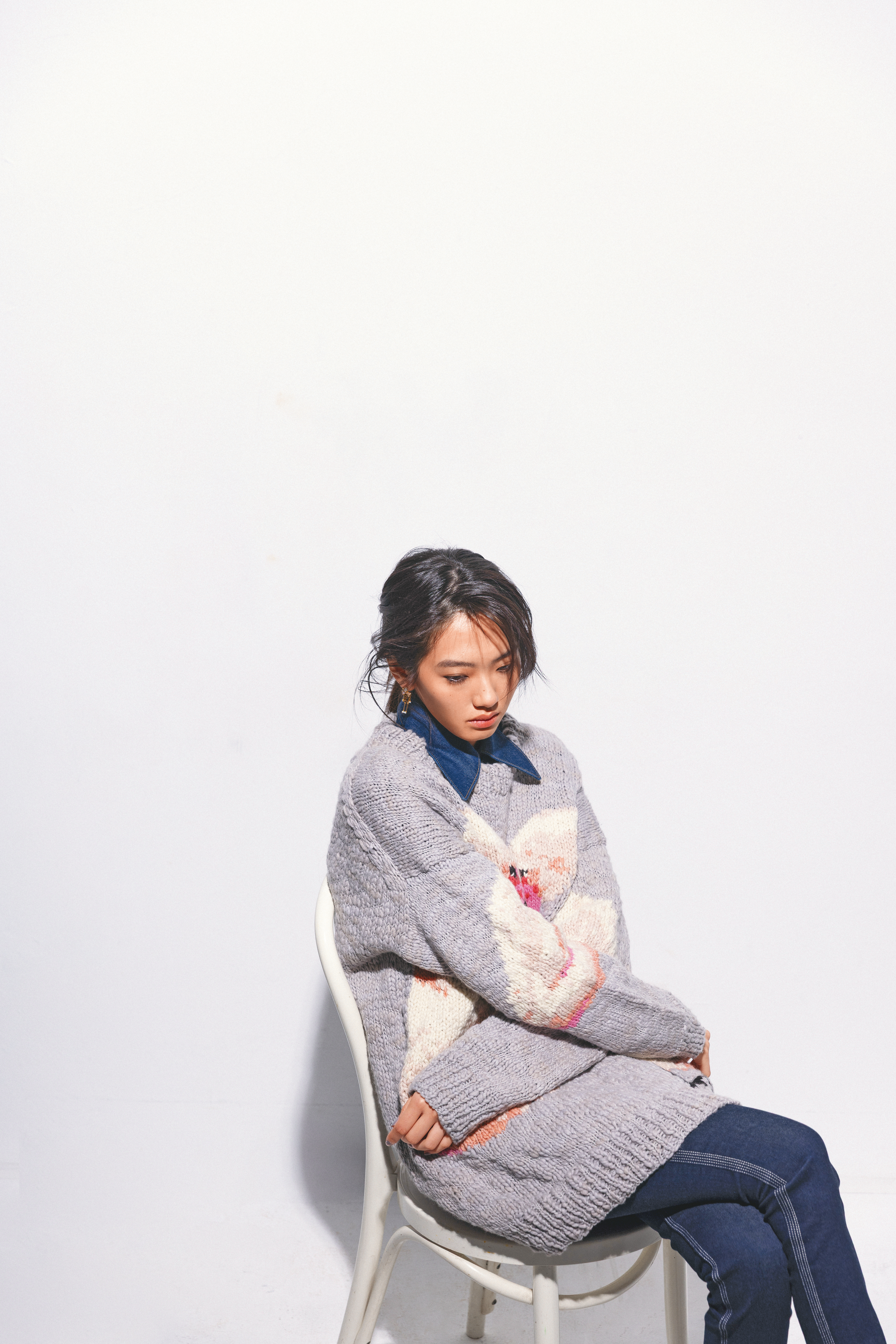灰色火鶴刺繡毛衣 價格店洽 by Chloé；丹寧襯衫 NT$38,000 by CELINE；緊身牛仔褲 NT$35,000 by CELINE；O'Lock耳環 NT$24,200 by FENDI。