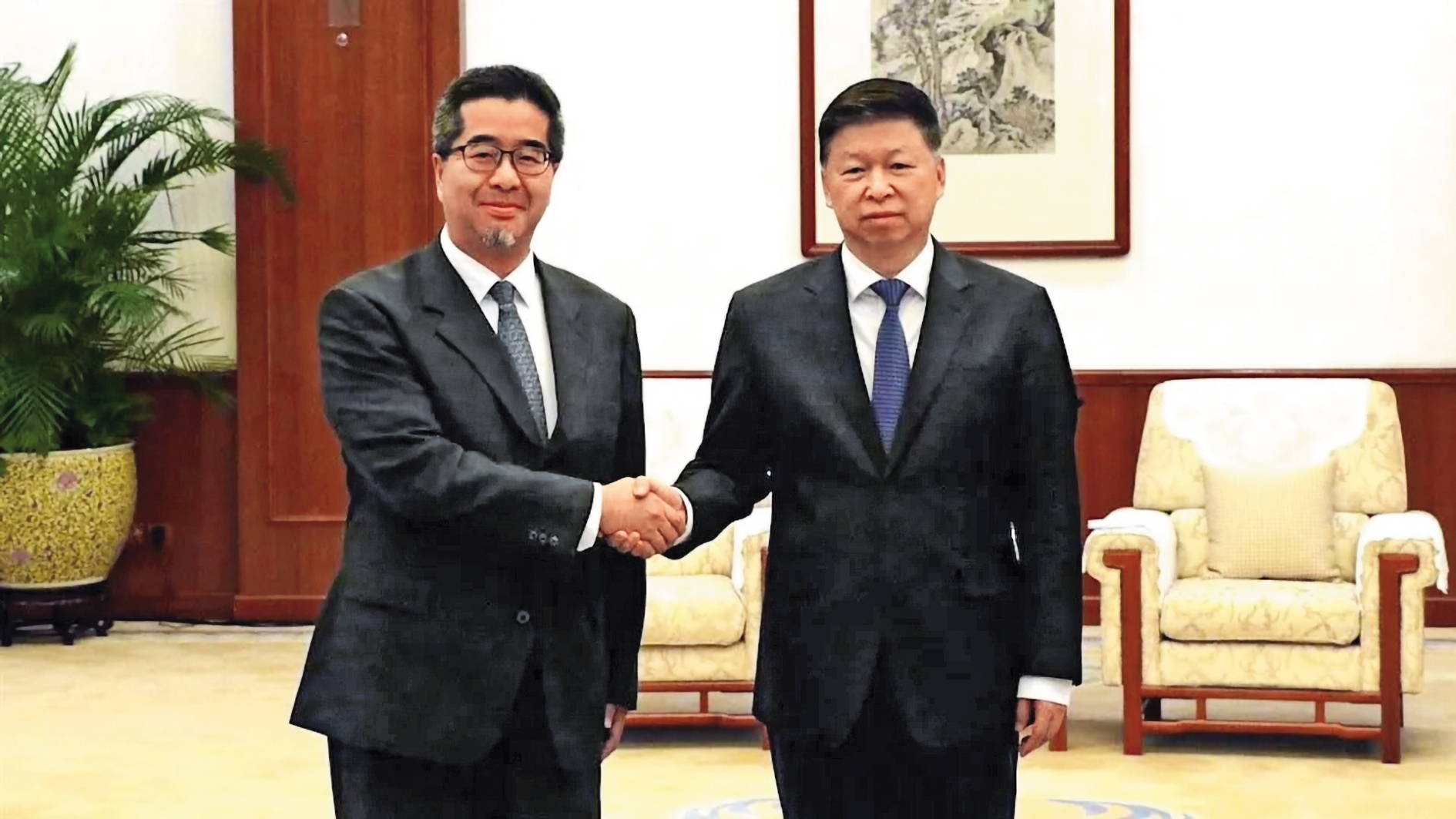 蕭旭岑（左）就任國民黨副主席前，以馬英九基金會執行長身分會見國台辦主任宋濤（右）。（馬辦提供）