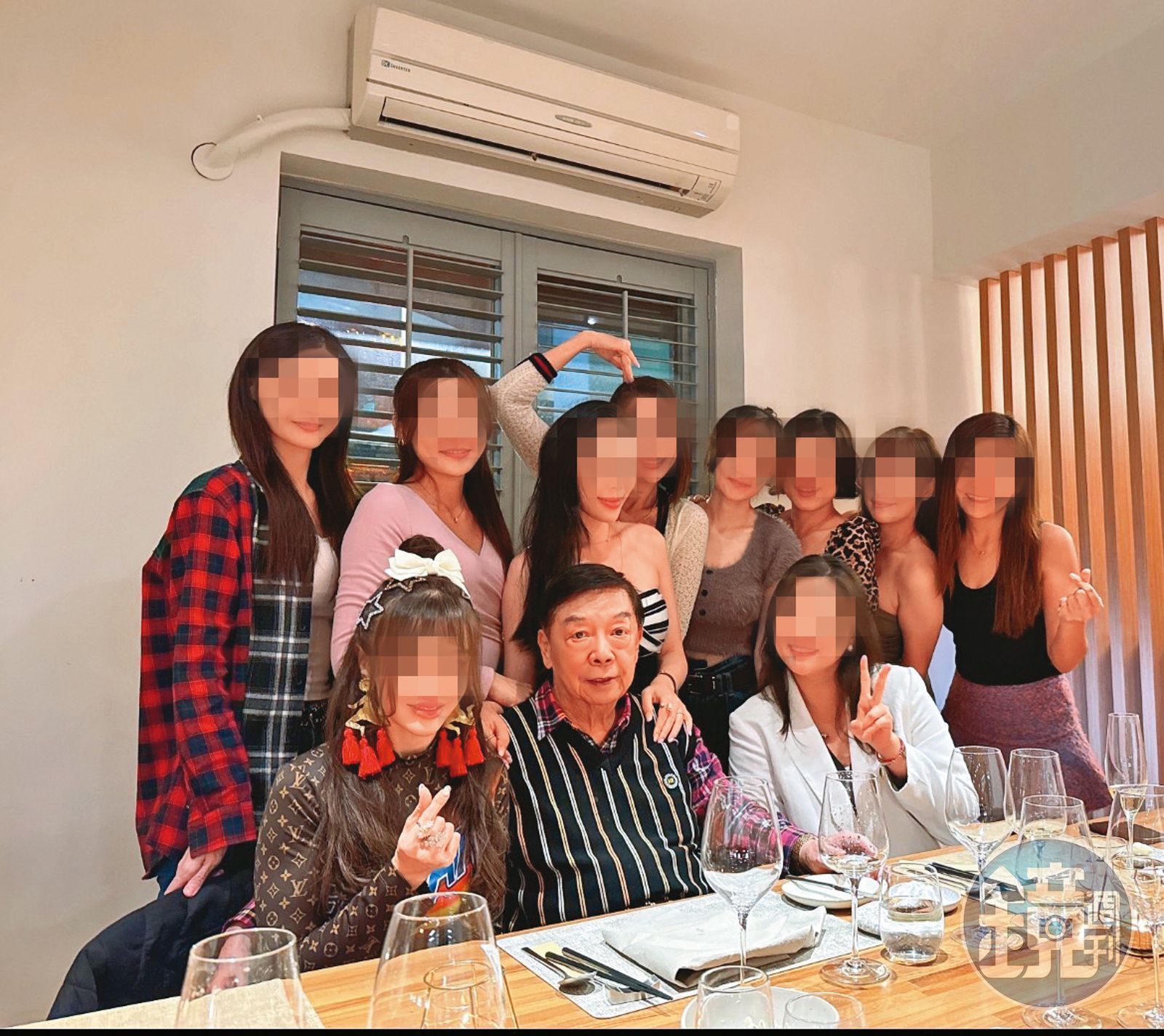 富商王廣德(前排中)的飯局總是名媛環繞,也因此引發不少戲劇化的爭風吃醋。(讀者提供)