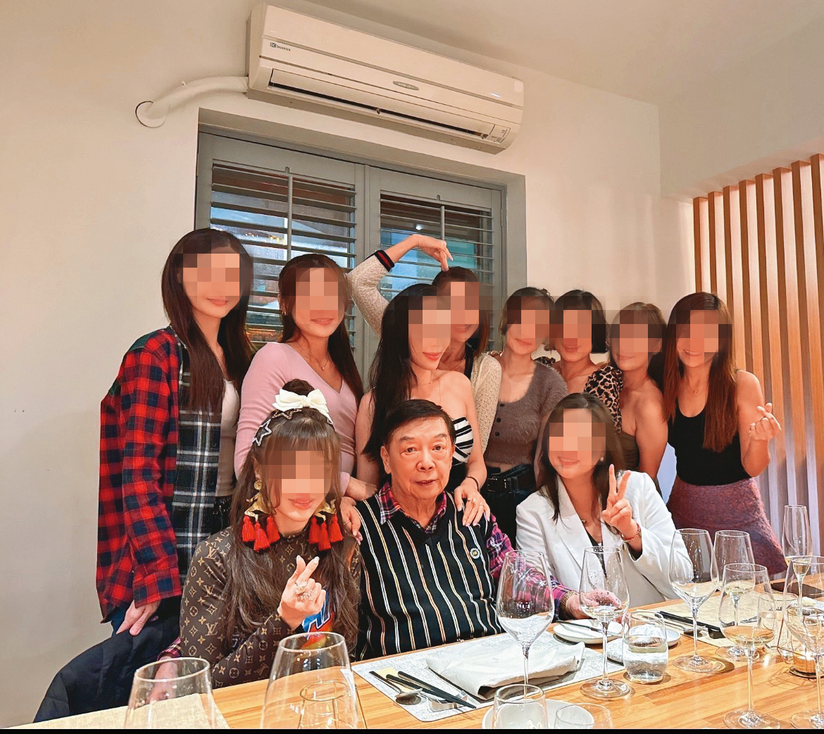 富商王廣德（前排中）的飯局總是名媛環繞，也因此引發不少戲劇化的爭風吃醋。（讀者提供）