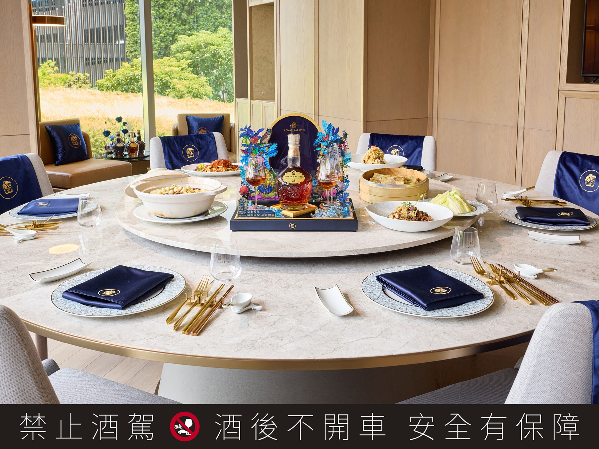 皇家禮炮攜手明娟樓,重磅推出期間限定「皇家禮炮 尊榮包廂」,侍酒師一對一重新詮釋餐酒之間的風格對話。