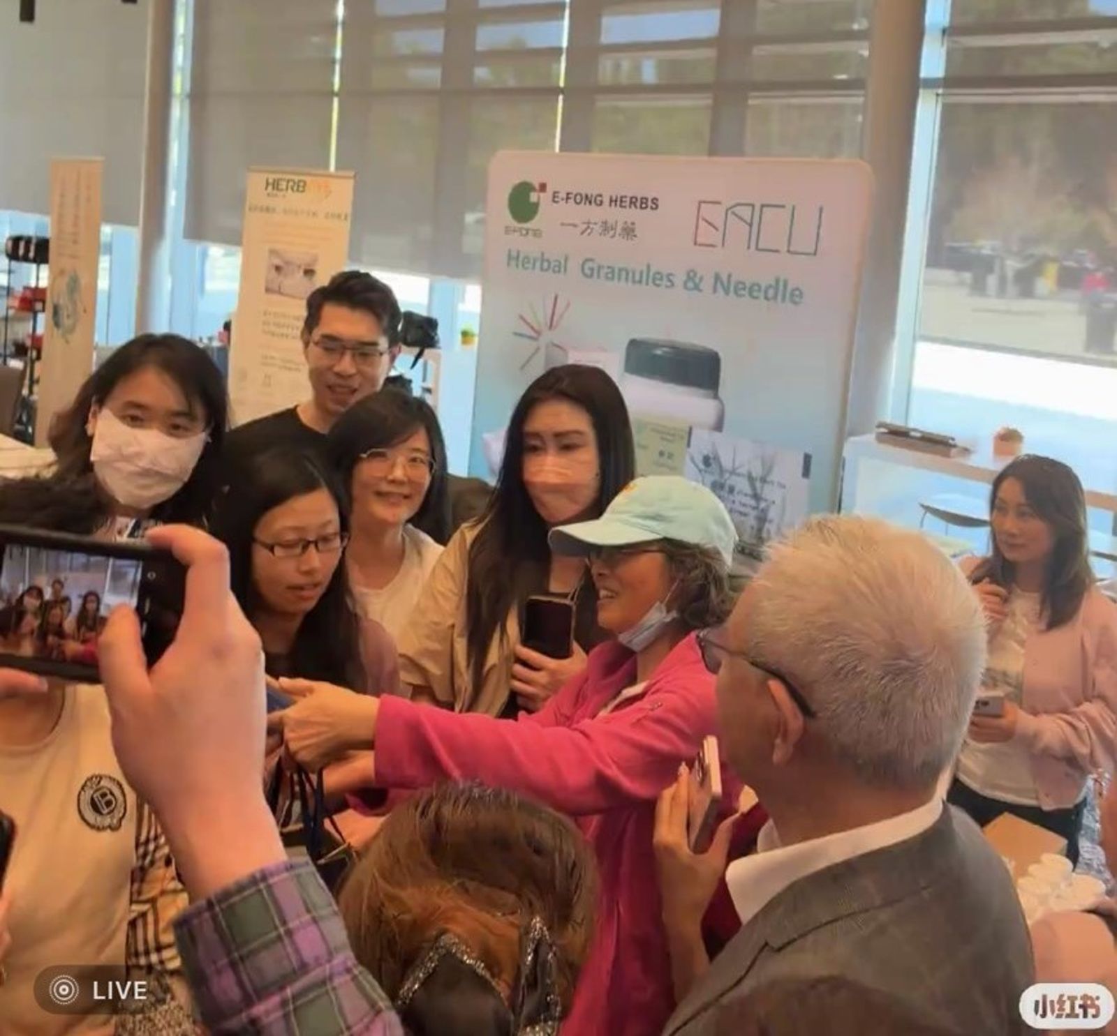 王祖賢現身矽谷被簇擁！「一句話」洩艾灸館事業新動向　粉絲超開心