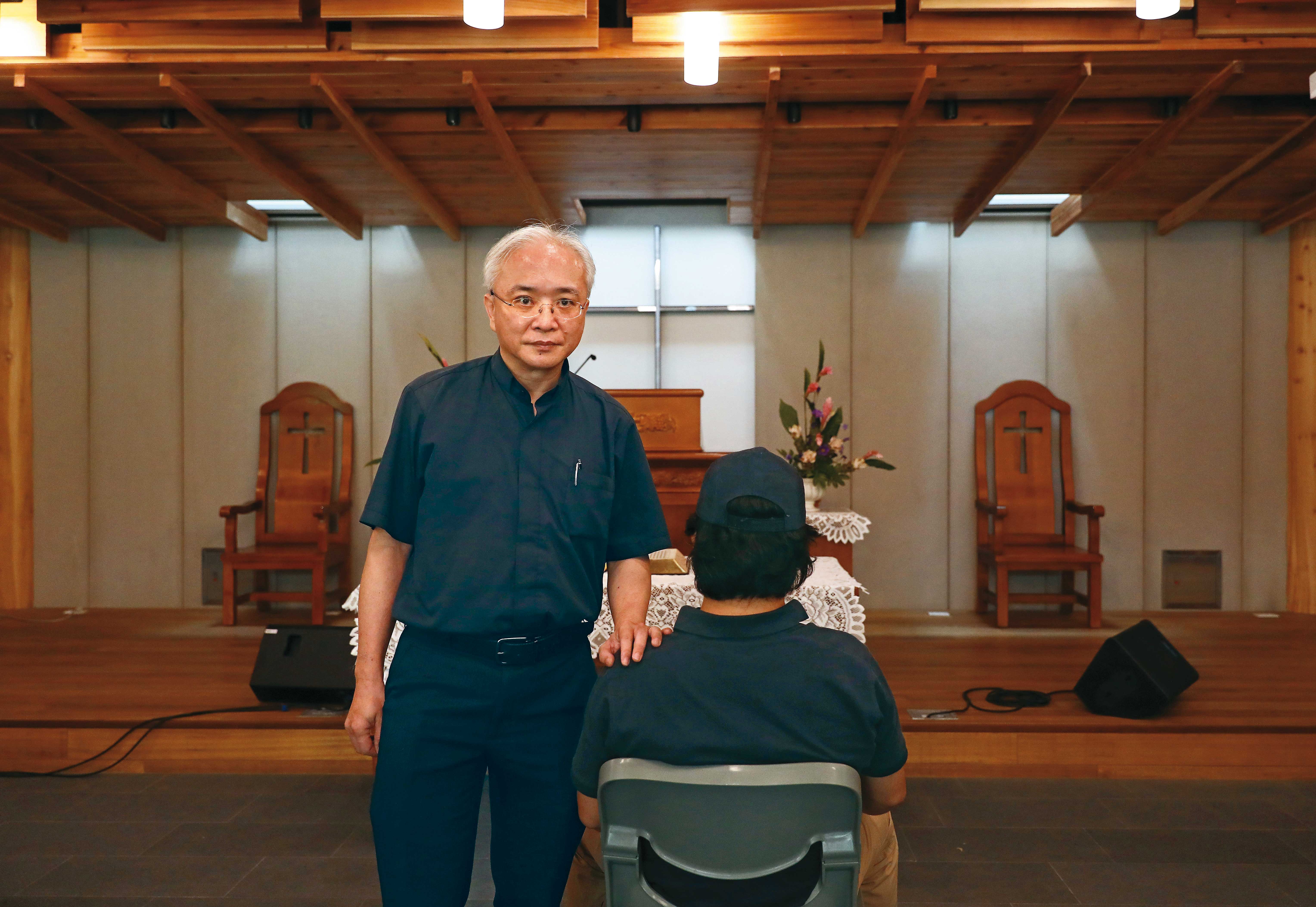 反送中期間,黃春生(左)與濟南長老教會除了募集物資,也為創傷後壓力症候群的年輕人連結精神科的諮商服務。