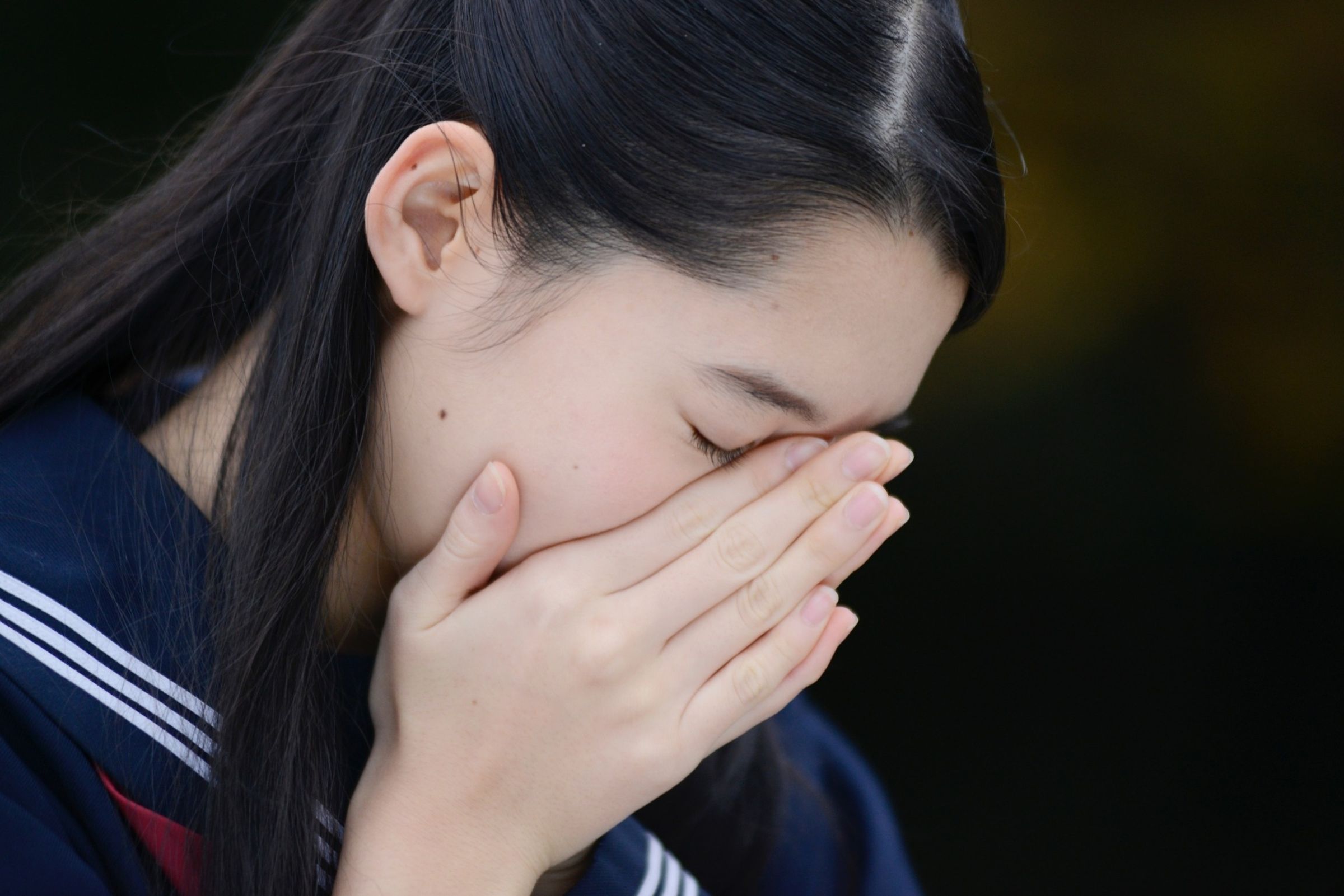 日本愛知縣與神奈川縣近日教師涉嫌偷拍女童影像事件連環爆，示意圖非當事人。（photoAC）
