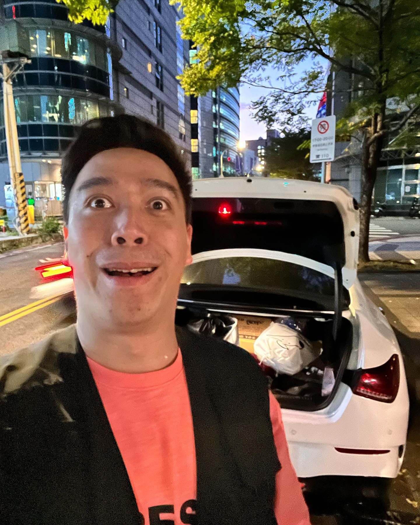 無尊錄影結束牽車發現後車廂沒關，嚇了一大跳。（翻攝自無尊臉書）