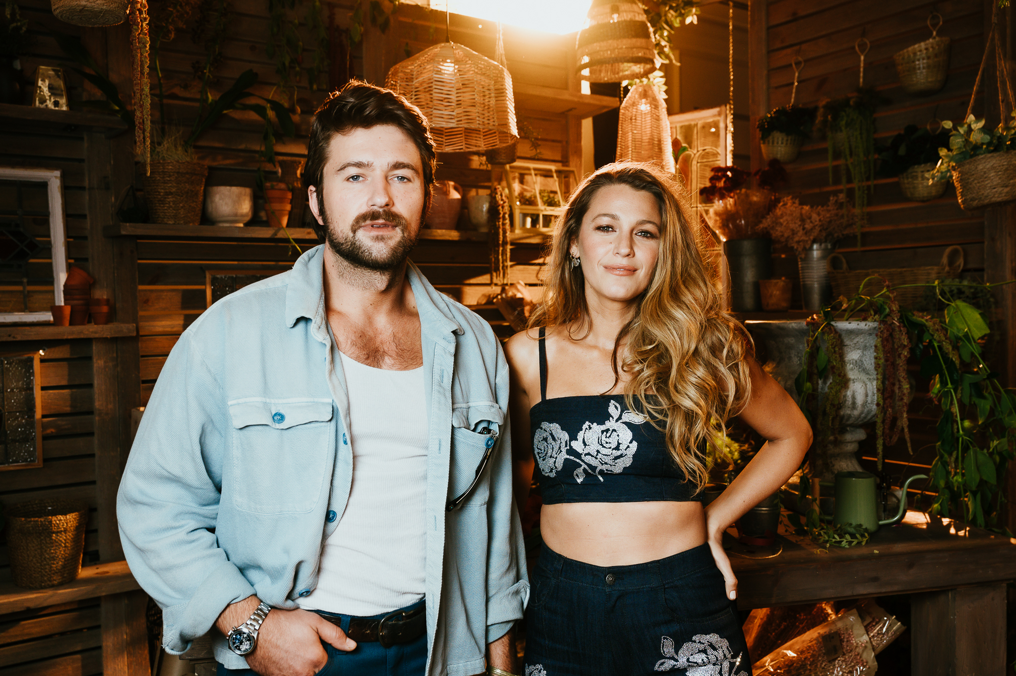 布蕾克萊芙莉（右）與布蘭登斯克勒納（左）出席《到我們為止》的德州宣傳活動。（索尼影業提供）