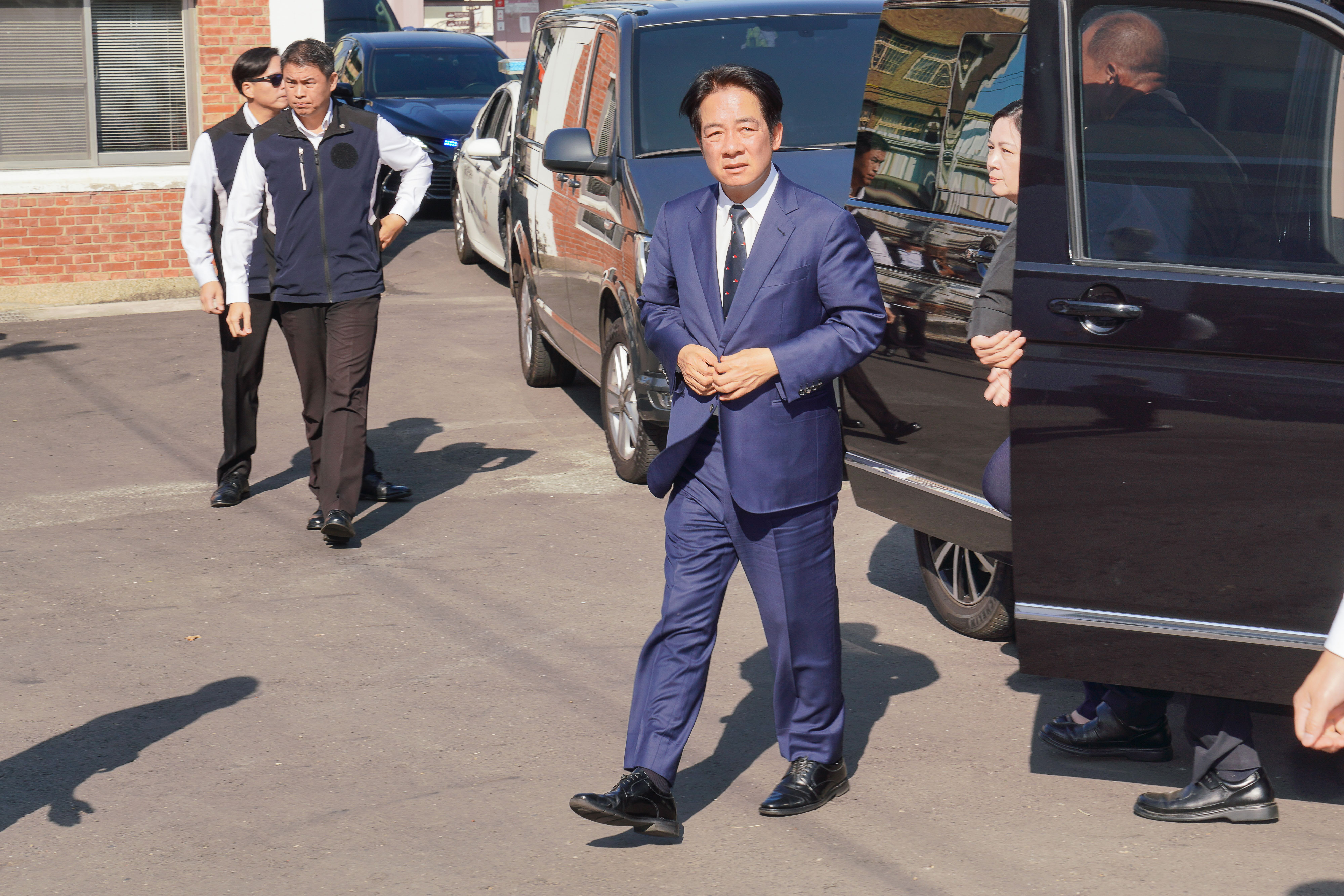 近來接連爆發政治人物涉案，總統賴清德（中）揭示「不分黨派，勿枉勿縱」原則。