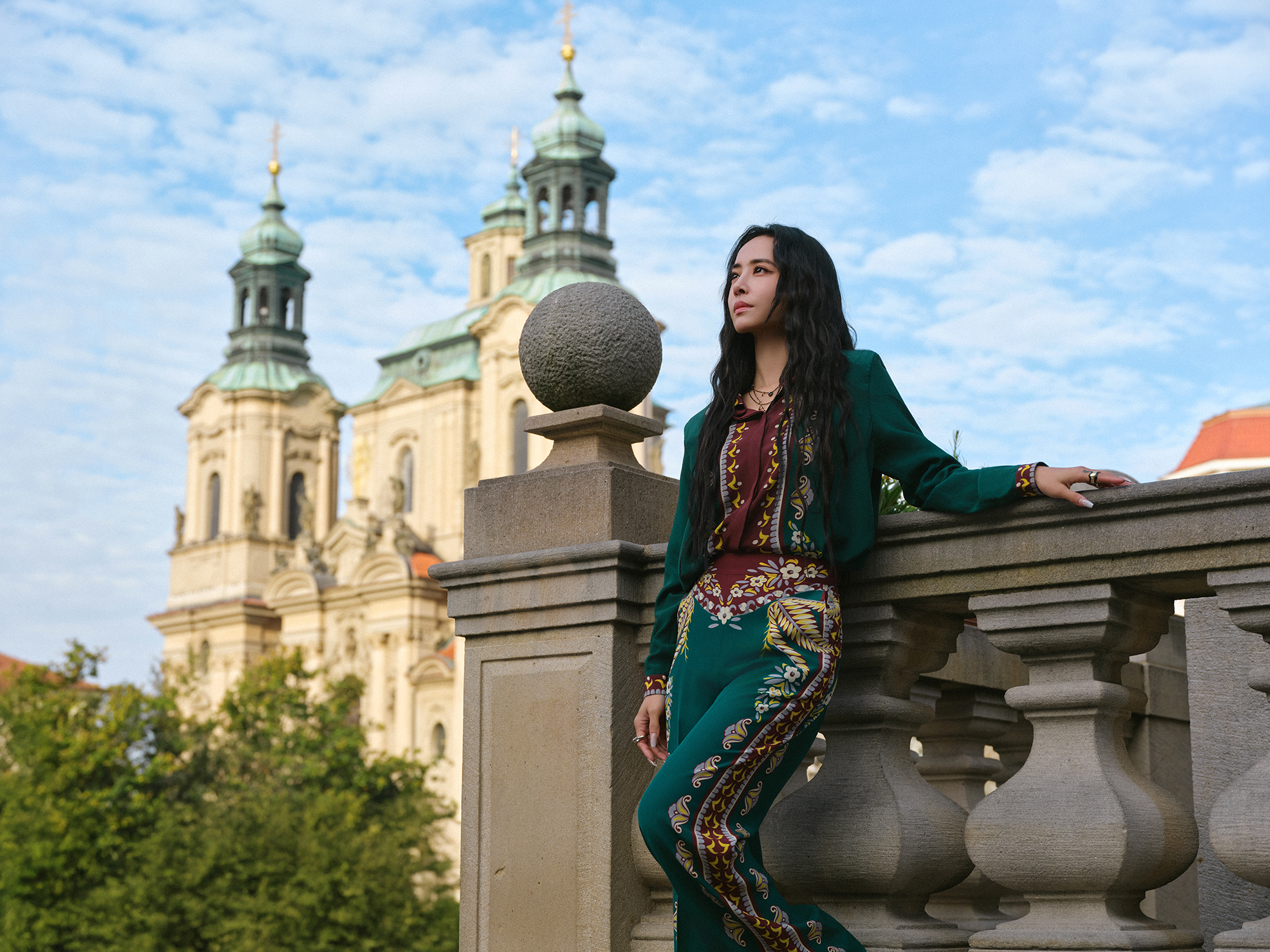 蔡依林JOLIN親赴布拉格拍攝《布拉格廣場》全新版本,讓23年前唱進無數人青春記憶裡的城市,終於從旋律中的想像化為眼前真景。