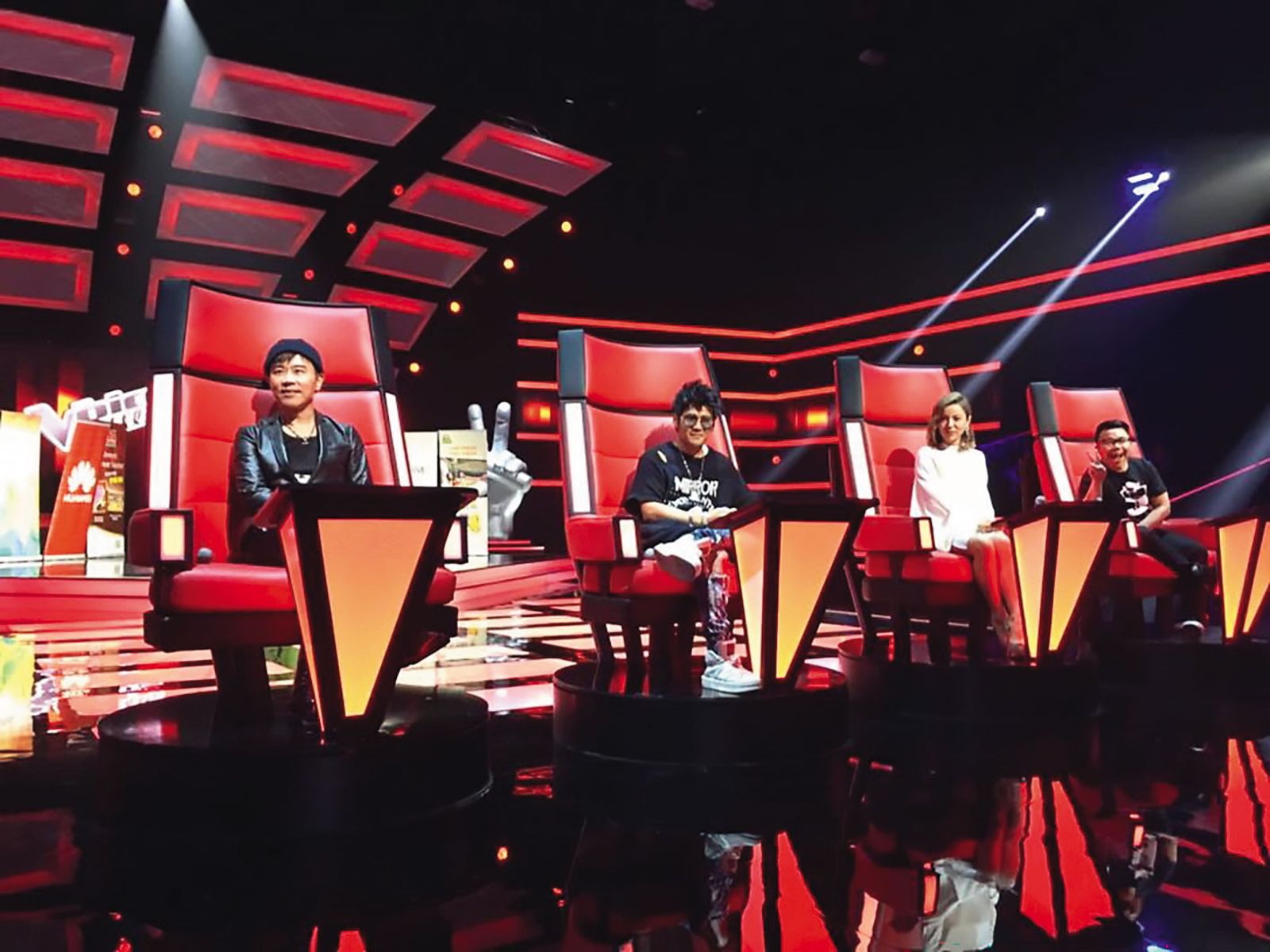 出道多年的伍思凱（左）經驗豐富，曾擔任歌唱選秀節目的評審。（翻攝伍思凱臉書）