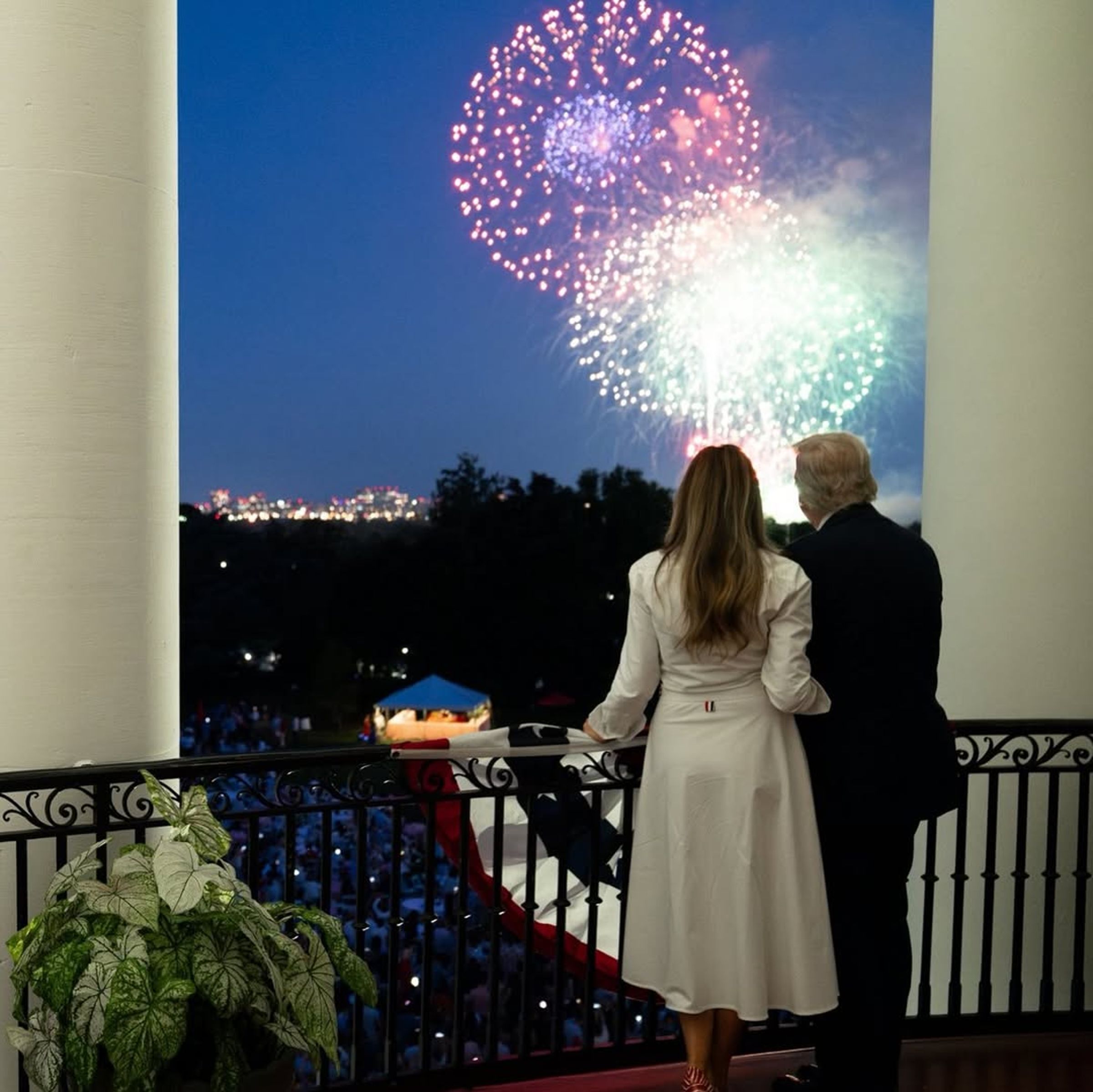 川普與梅蘭妮亞看盛大的國慶煙火。（翻攝realdonaldtrump IG）