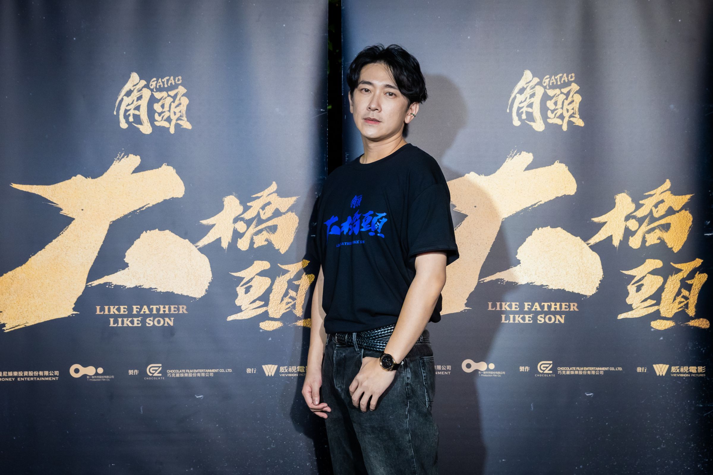 新加入的施名帥踢爆鄭人碩演戲時也常不受控，他與張再興和施名帥演對手戲有不少即興表演，擦出不少火花。（曼尼娛樂提供）