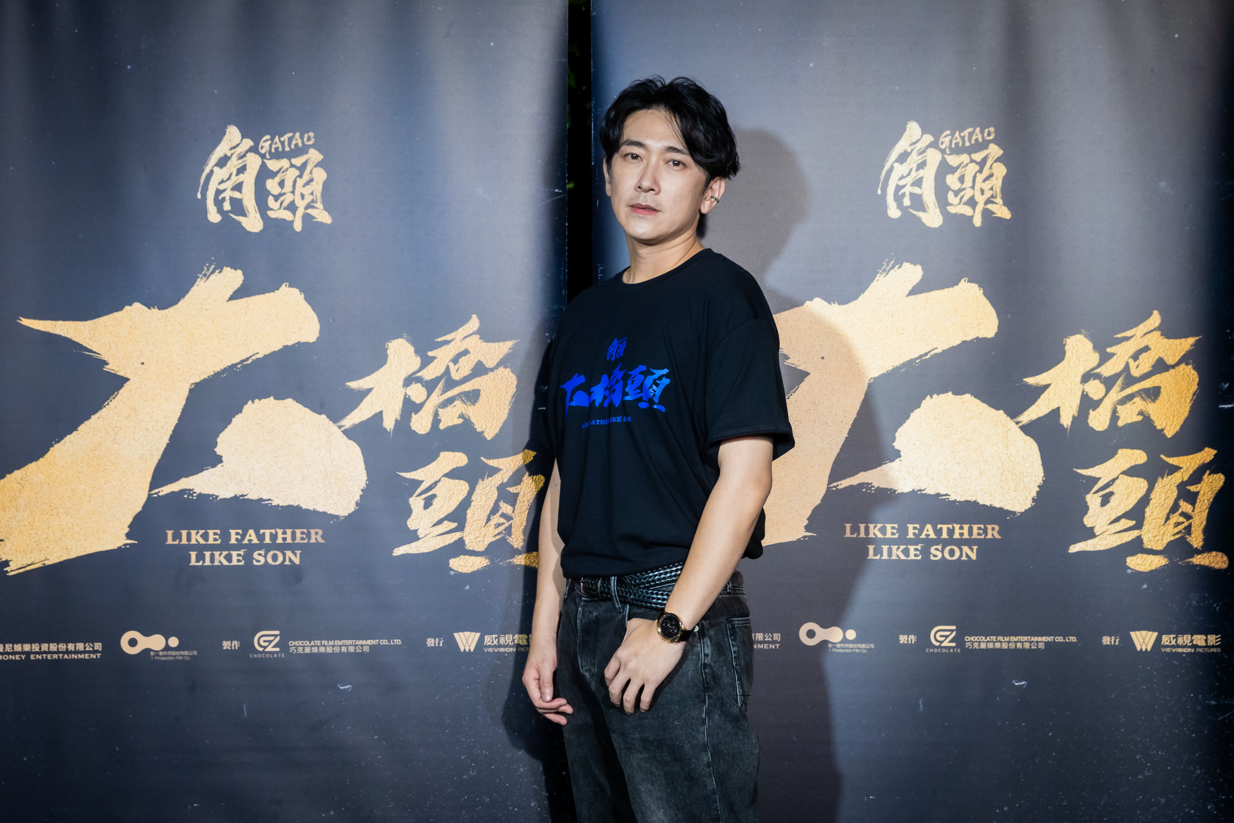 新加入的施名帥踢爆鄭人碩演戲時也常不受控，他與張再興和施名帥演對手戲有不少即興表演，擦出不少火花。（曼尼娛樂提供）