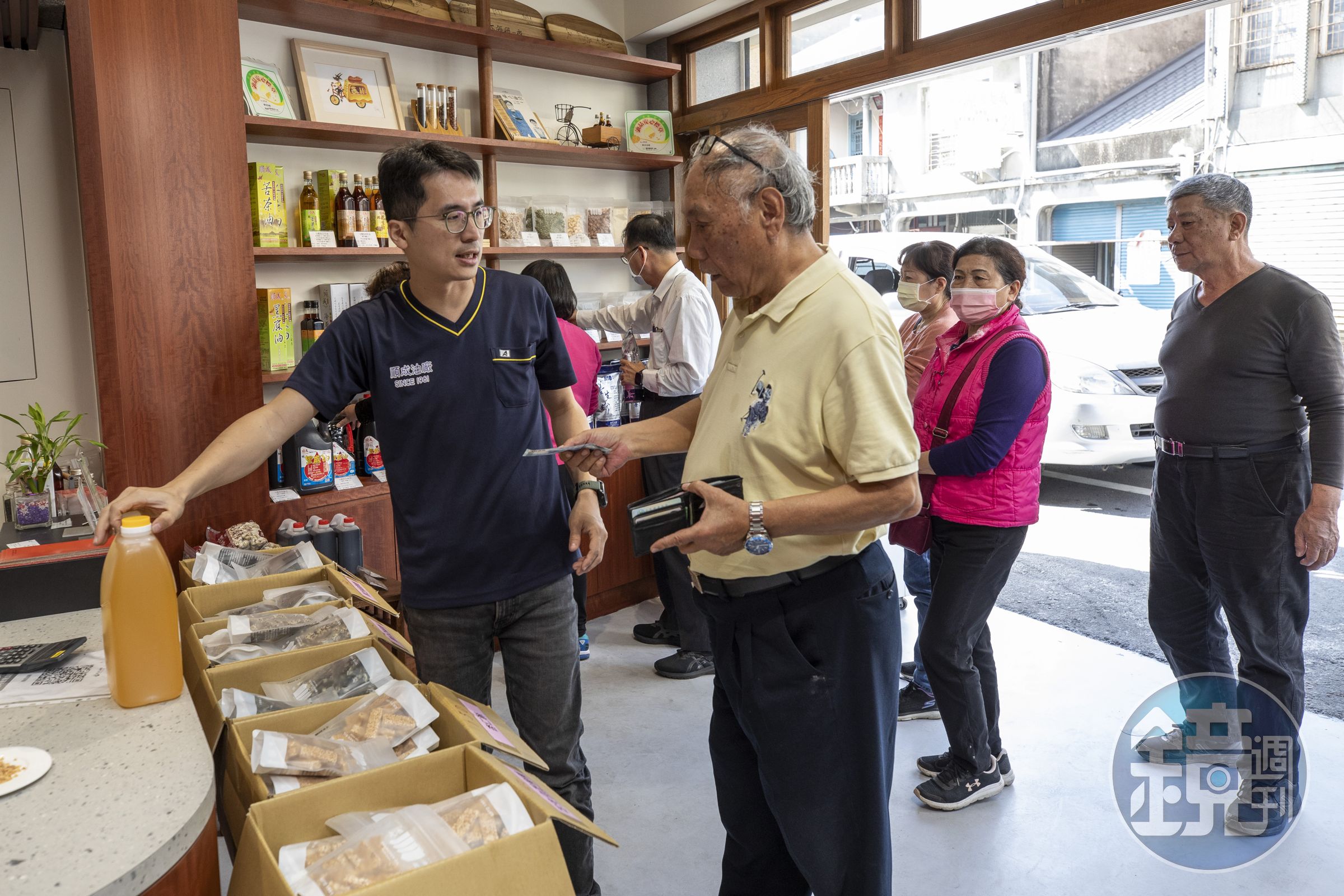 王偉盛接待客人親切，且會仔細介紹，客人無不人手2瓶以上買單結帳。